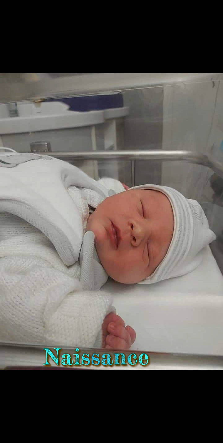 Léo a rejoint le concours — aidez-le/la à gagner de superbes lots ! baby, baby_products, baby_safety, baby_sleeping, baby_toddler_clothing, bedding, bedtime, blanket, child, childbirth, comfort, happy, headwear, linens, nap, person, portrait_photography, room, service, sleep