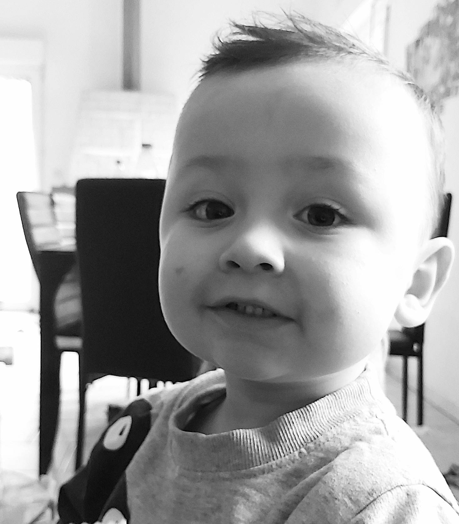 Léo a rejoint le concours — aidez-le/la à gagner de superbes lots ! black, black_and_white, cheek, chin, cool, ear, eye, eyebrow, eyelash, face, forehead, happy, iris, jaw, lip, nose, person, sleeve, style, toddler