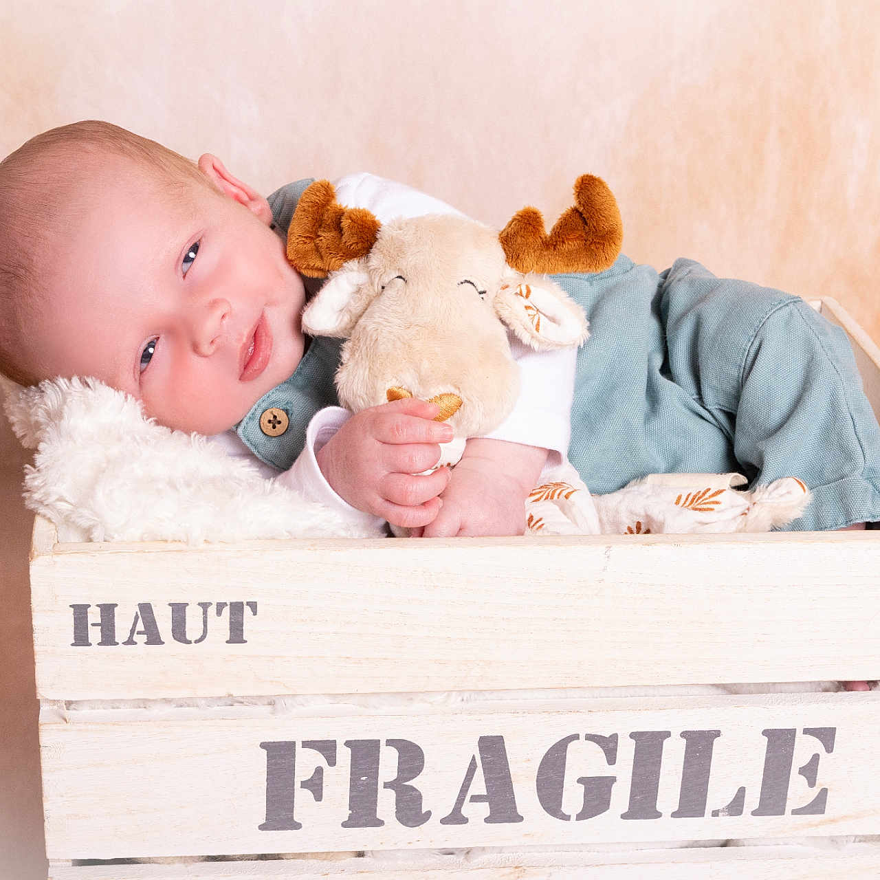 Nathan participe au concours pour gagner de l'argent avec cette photo : baby, blanket, child, clothing, comfort, cozy, crate, cute, fragile_label, indoors, infant, moose, peaceful, plush_toy, portrait, resting, sleepy, small_hands, soft_texture, wooden_crate