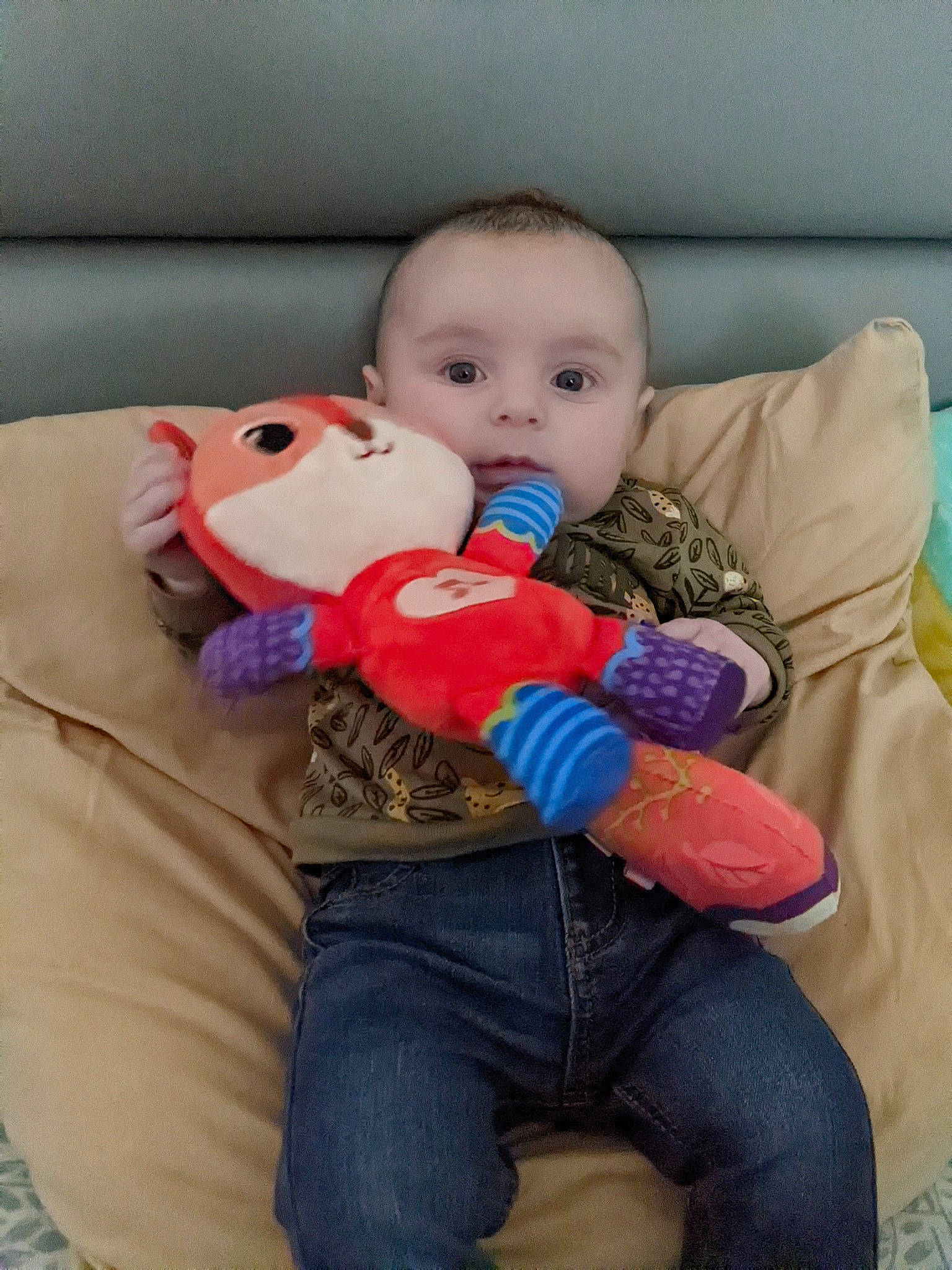 Milo a rejoint le concours — aidez-le/la à gagner de superbes lots ! baby, baby_toddler_clothing, cheek, comfort, couch, eye, face, finger, head, human_body, lap, mammal, mouth, nose, people, person, product, skin, textile, toddler