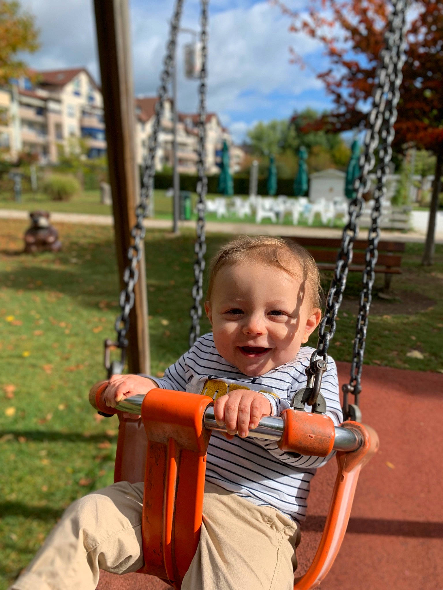 Ethann participe au concours pour gagner de l'argent avec cette photo : child, fun, joy, outdoor_play_equipment, person, play, playground, public_space, recreation, smile, swing, toddler, tree