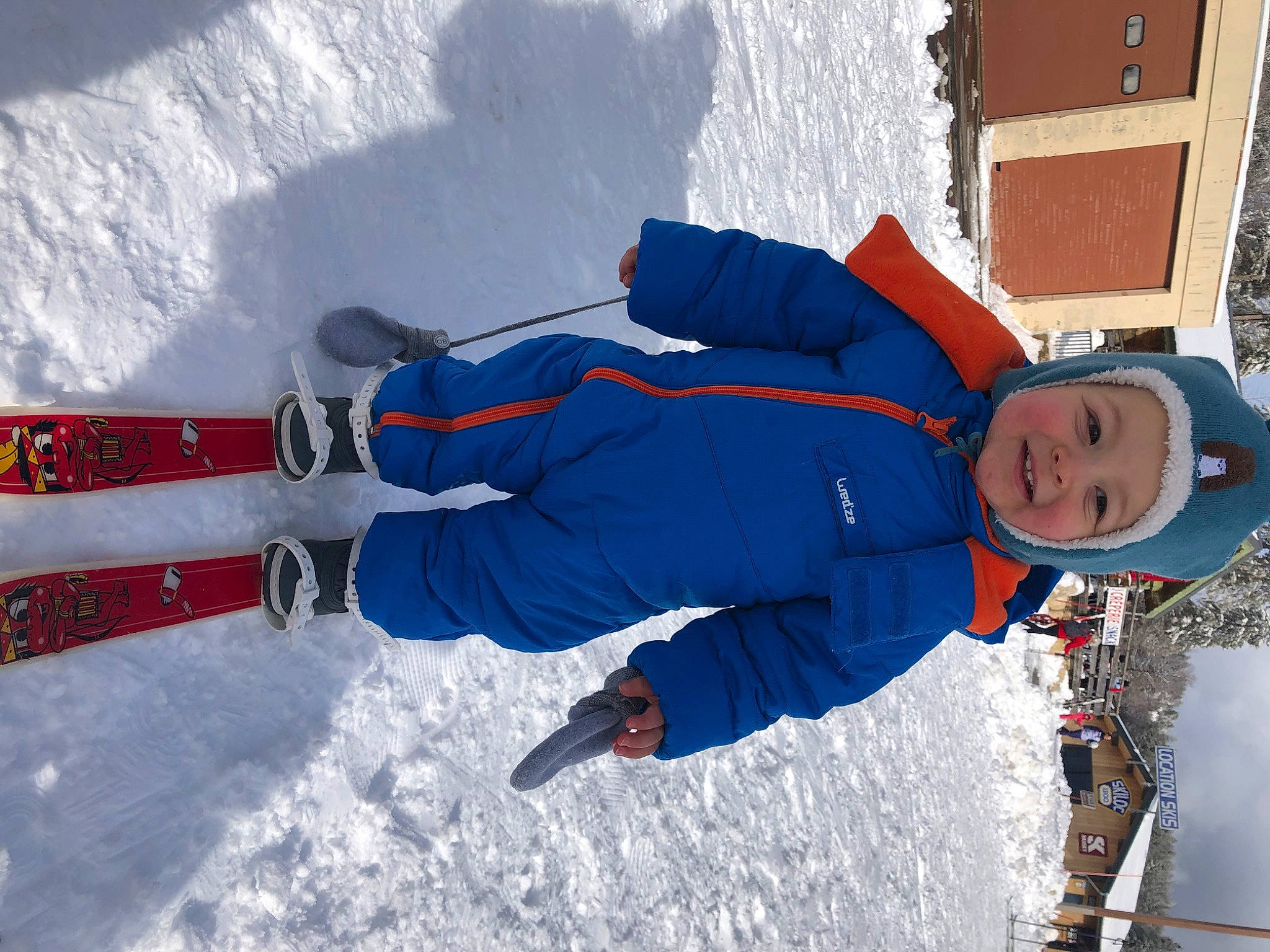 Ethann participe au concours pour gagner de l'argent avec cette photo : freezing, headwear, joy, person, playing_in_the_snow, recreation, snow, winter