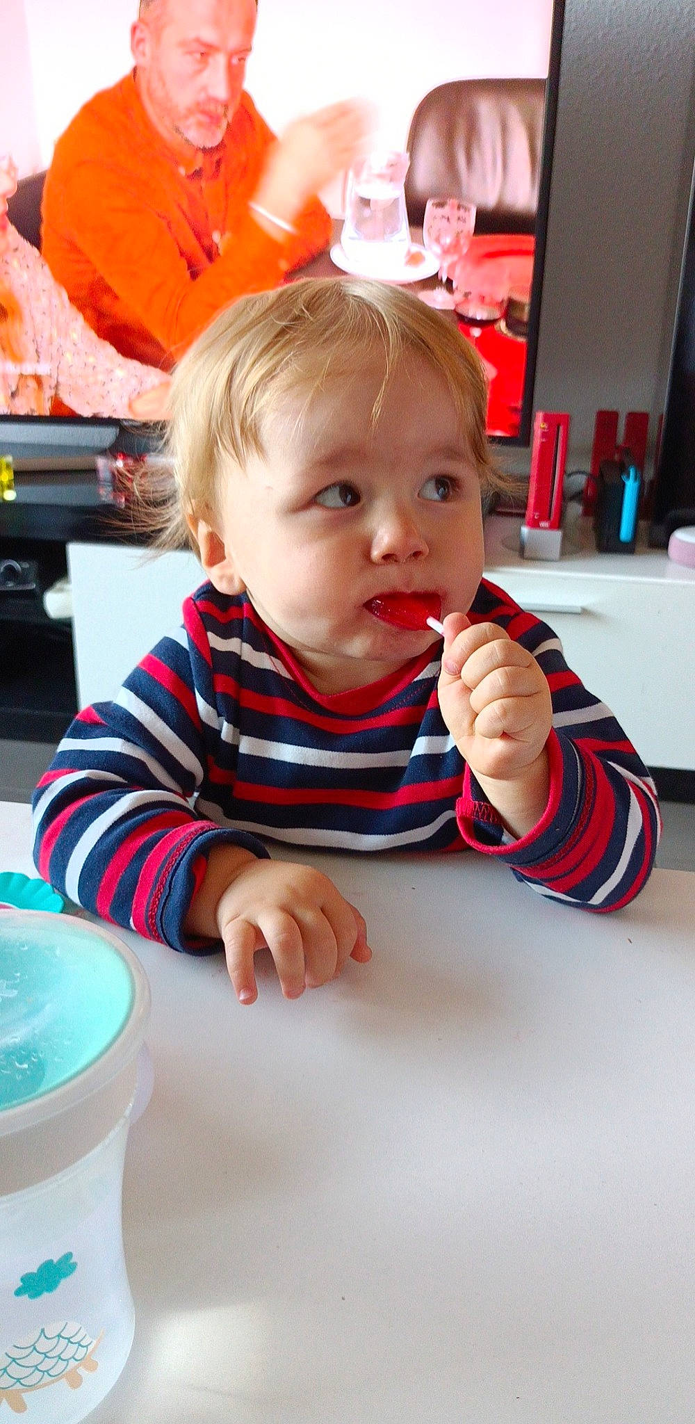 Ayron participe au concours pour gagner de l'argent avec cette photo : baby, baby_toddler_clothing, chair, cheek, child, event, finger, flooring, fun, hairstyle, holiday, person, play, room, sitting, t_shirt, table, thumb, toddler, vacation