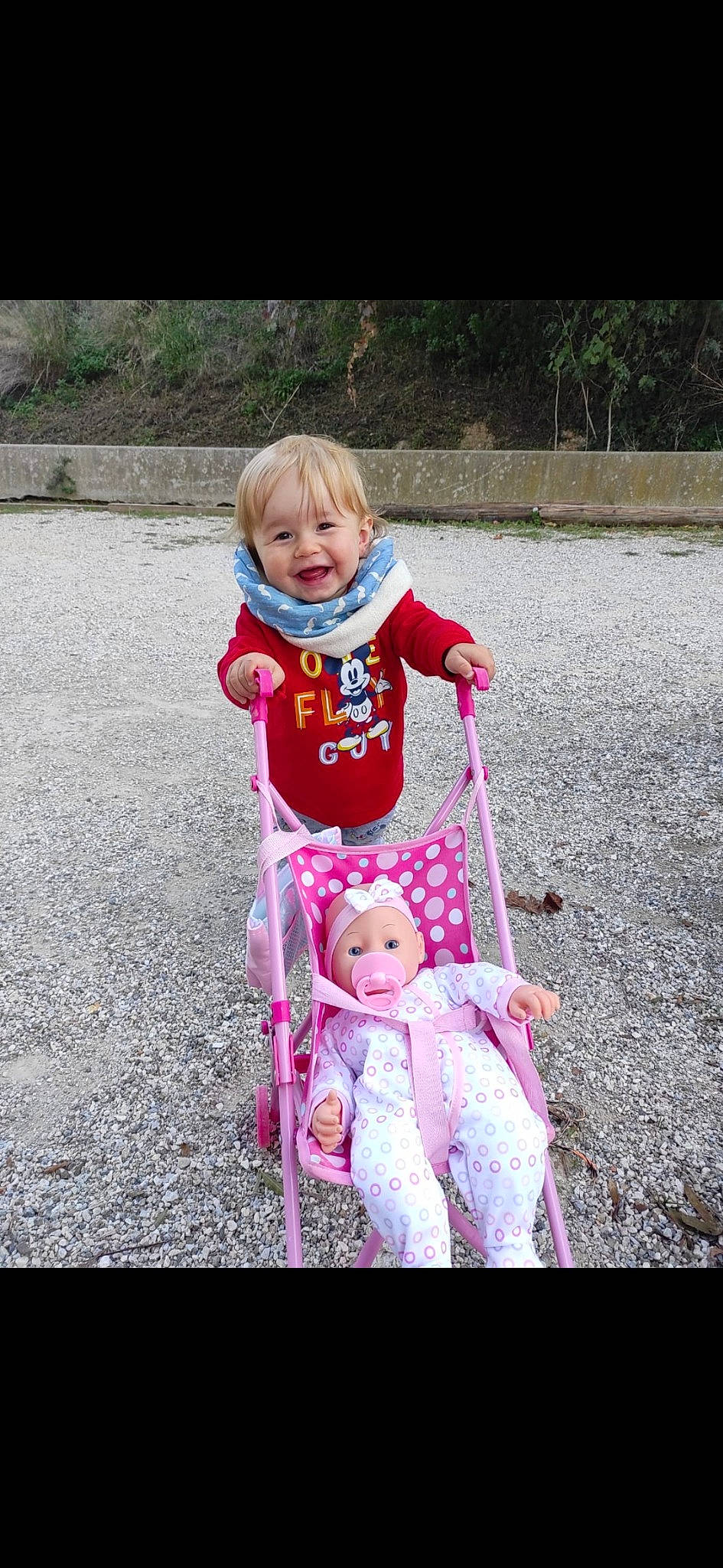 Ayron participe au concours pour gagner de l'argent avec cette photo : baby, baby_carriage, baby_products, baby_toddler_clothing, child, fun, grass, happy, leisure, magenta, pattern, people_in_nature, person, pink, recreation, sitting, smile, tire, toddler, walking