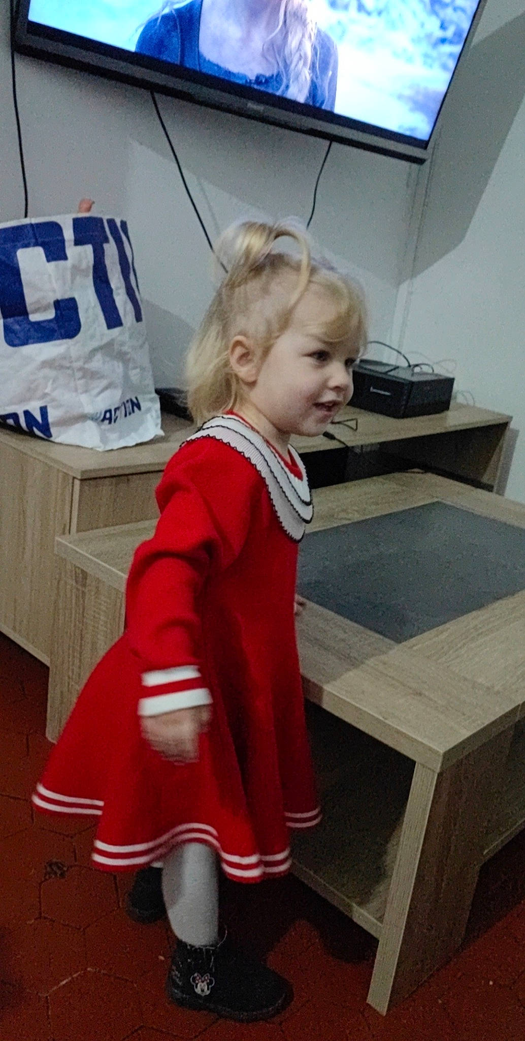 Inès participe au concours pour gagner de l'argent avec cette photo : baby_toddler_clothing, chair, child, floor, flooring, fun, hair, human_leg, jacket, knee, person, room, shoulder, sitting, sleeve, sportswear, t_shirt, table, toddler, uniform