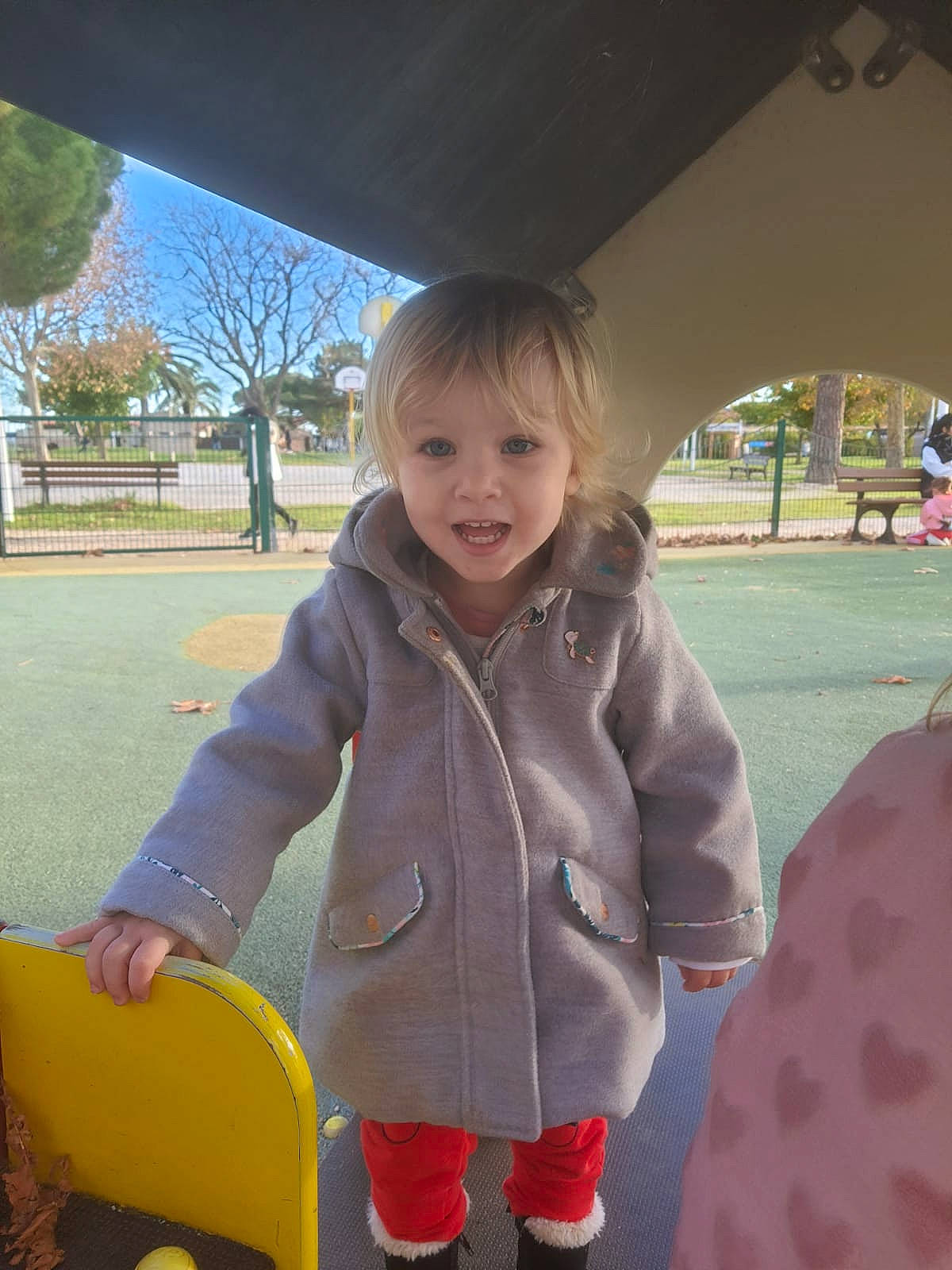 Inès participe au concours pour gagner de l'argent avec cette photo : baby, baby_toddler_clothing, child, city, fun, grass, hairstyle, happy, human_body, iris, jacket, leisure, mouth, nose, person, plant, recreation, skin, smile, toddler