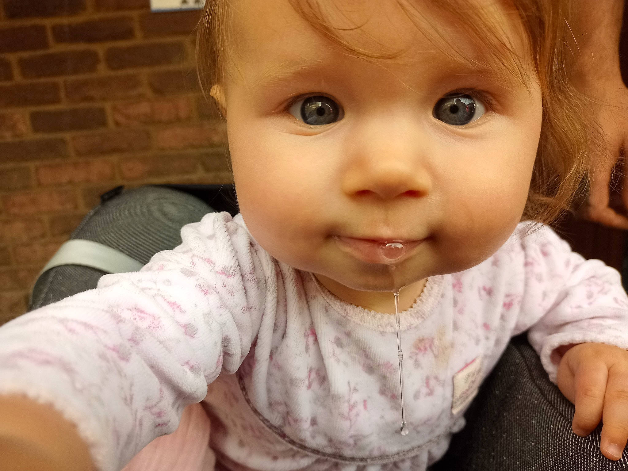 Lou a rejoint le concours — aidez-le/la à gagner de superbes lots ! baby, baby_toddler_clothing, cheek, child, chin, ear, eyebrow, eyelash, flooring, fun, happy, head, iris, lip, mouth, neck, nose, person, skin, sleeve