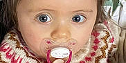 Eva a rejoint le concours — aidez-le/la à gagner de superbes lots ! baby, biting, eating, face, food, head, person, spitting