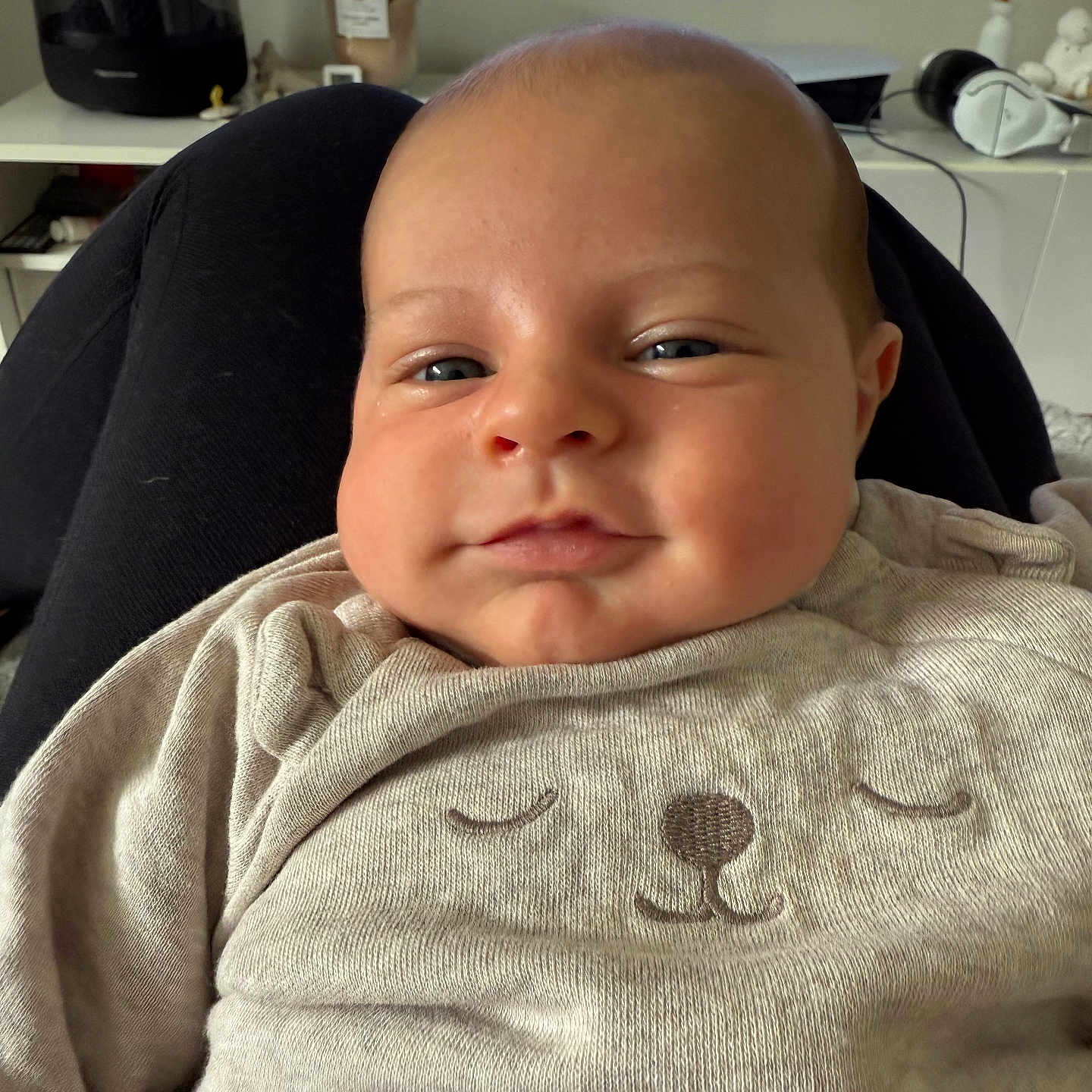 élio a rejoint le concours — aidez-le/la à gagner de superbes lots ! baby, blanket, clothing, couch, cushion, electronics, face, furniture, happy, head, headphones, headrest, homedecor, knitwear, linen, newborn, person, photography, portrait, sweater