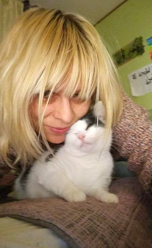 Crevette a rejoint le concours — aidez-le/la à gagner de superbes lots ! blond, brown_hair, carnivoran, cat, cat_like_mammal, ear, eye, fur, girl, hair, human_hair_color, iris, kitten, long_hair, mammal, nose, person, small_to_medium_sized_cats, snout, vertebrate