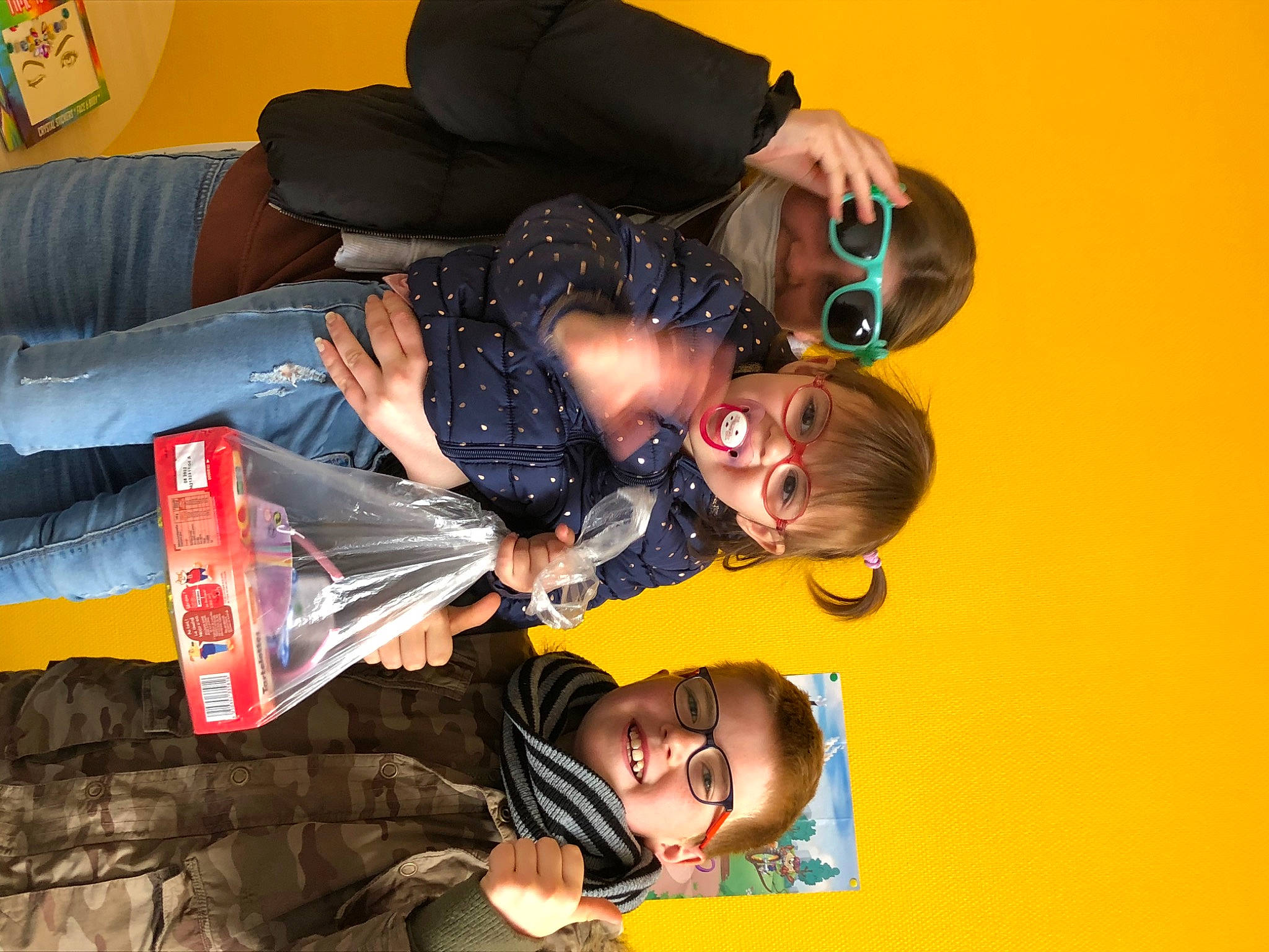 Lya a rejoint le concours — aidez-le/la à gagner de superbes lots ! arm, black, child, comfort, event, eyewear, fun, gesture, happy, joy, leisure, person, smile, toddler