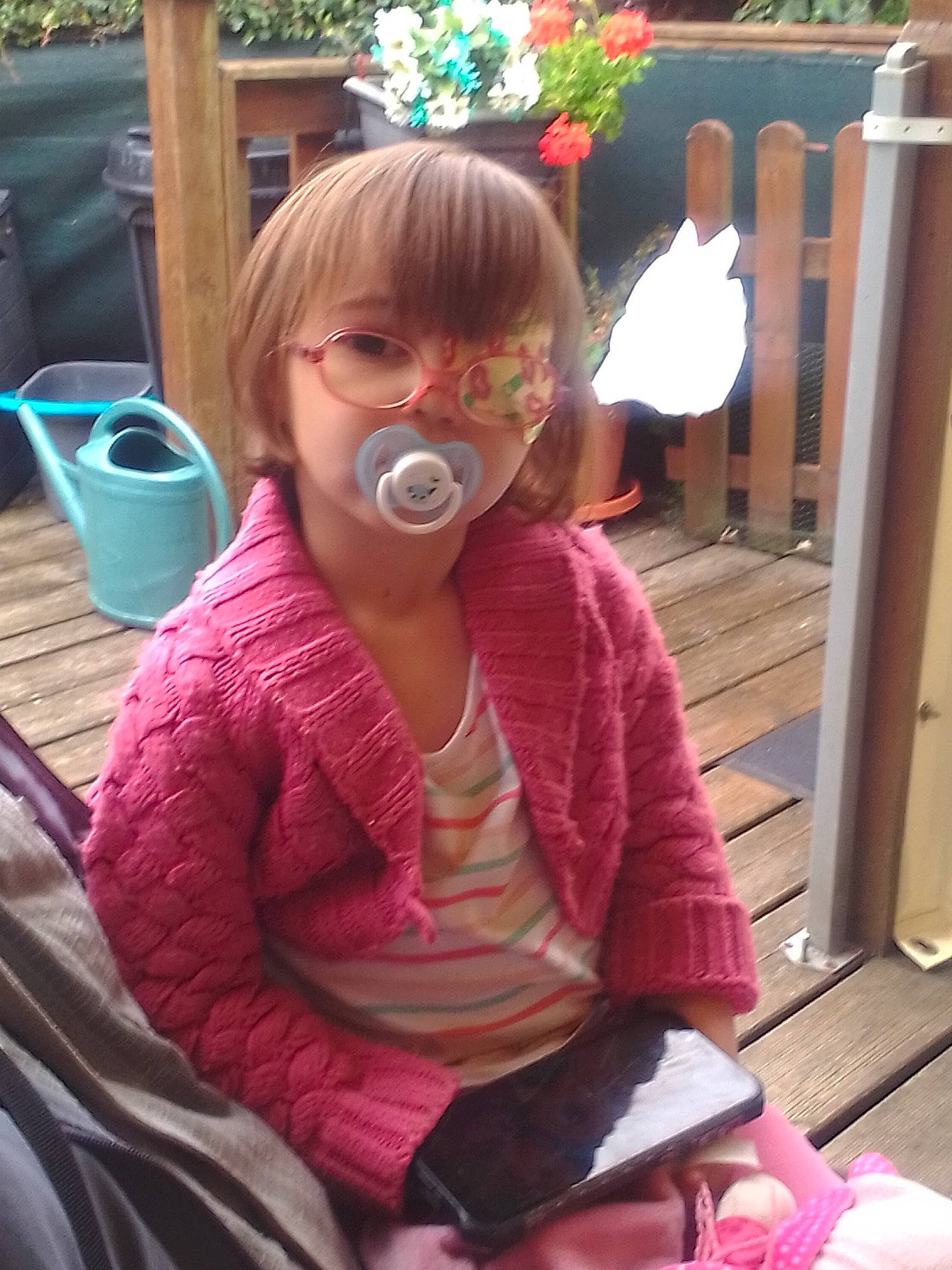 Lya a rejoint le concours — aidez-le/la à gagner de superbes lots ! baby_toddler_clothing, chair, child, eyewear, fashion_accessory, flower, fun, goggles, leisure, magenta, person, personal_protective_equipment, pink, play, recreation, sitting, sunglasses, tableware, toddler, vacation