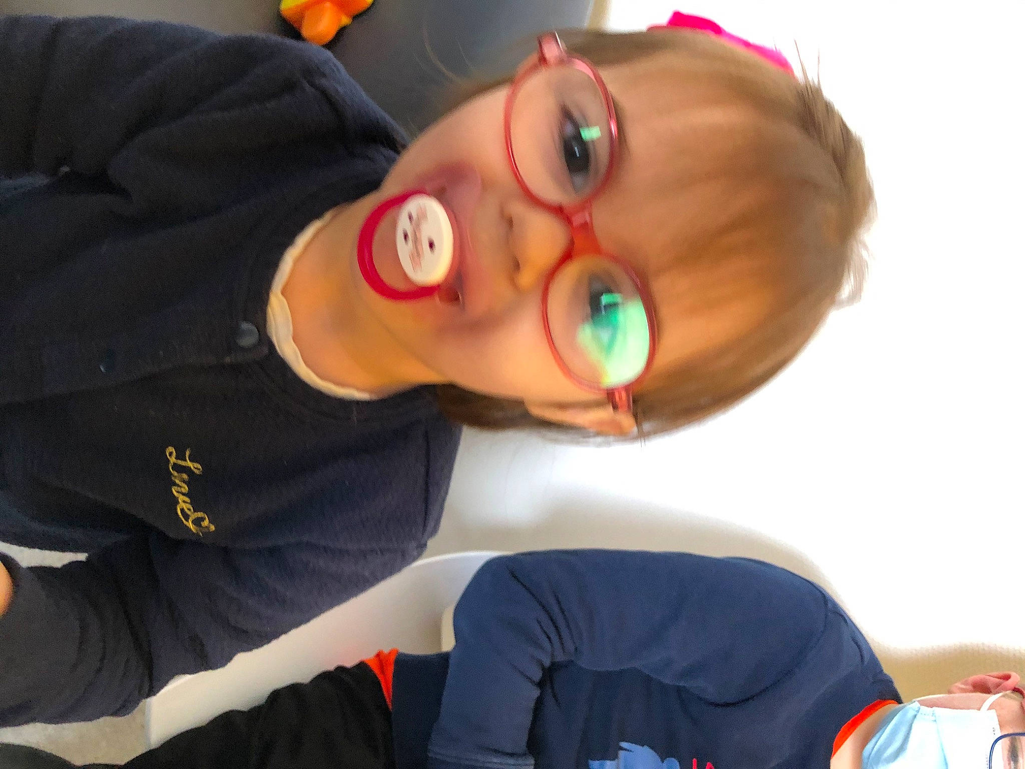 Lya participe au concours pour gagner de l'argent avec cette photo : audio_equipment, baby, child, eyelash, eyewear, fun, happy, leisure, lip, mouth, nail, nose, person, personal_protective_equipment, play, recreation, sitting, smile, t_shirt, toddler