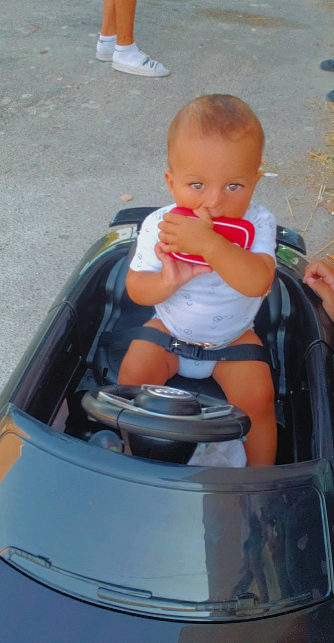 Sylvain participe au concours pour gagner de l'argent avec cette photo : auto_part, automotive_design, automotive_exterior, automotive_lighting, baby, baby_carriage, baby_products, baby_toddler_clothing, child, fun, head, lap, motor_vehicle, person, product, sitting, thigh, toddler, travel, vehicle_door