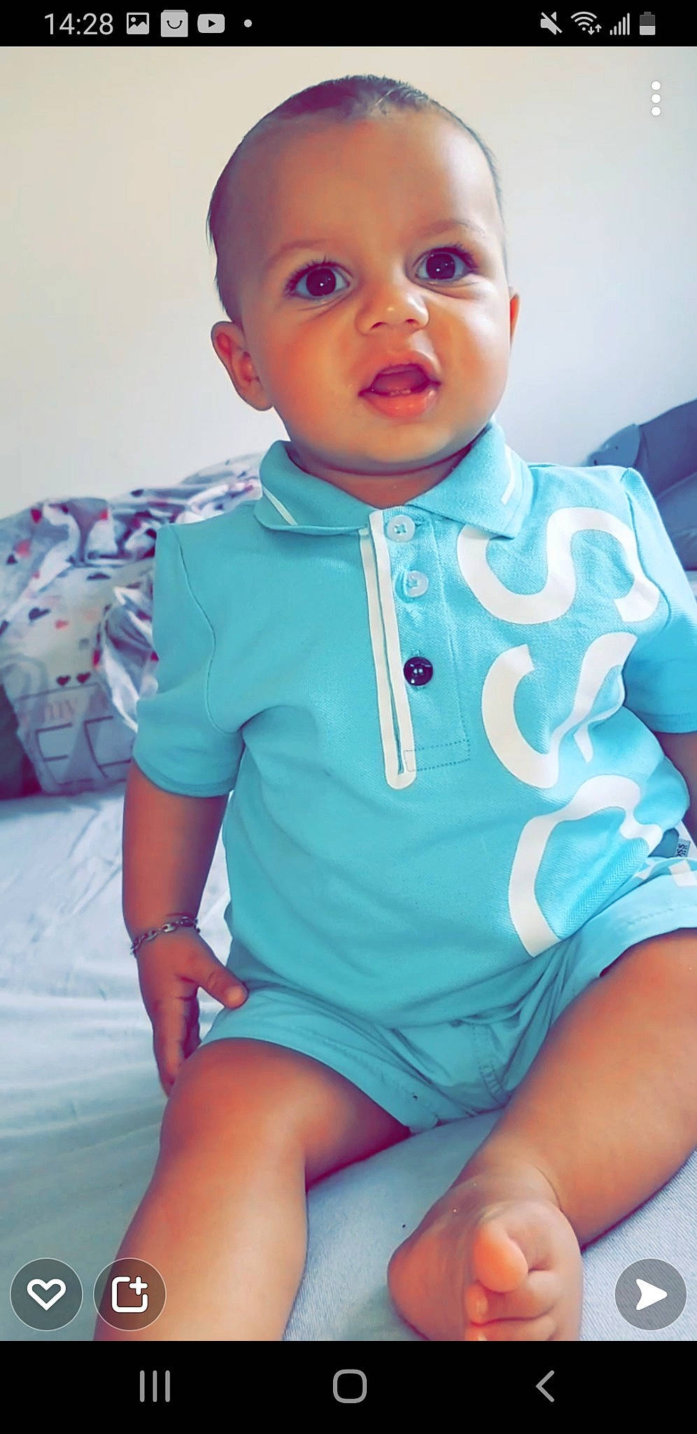 Sylvain a rejoint le concours — aidez-le/la à gagner de superbes lots ! azure, baby_toddler_clothing, blue, cheek, dress, face, gesture, hair, human_body, joint, leg, mouth, muscle, neck, nose, person, pink, skin, sleeve, thigh