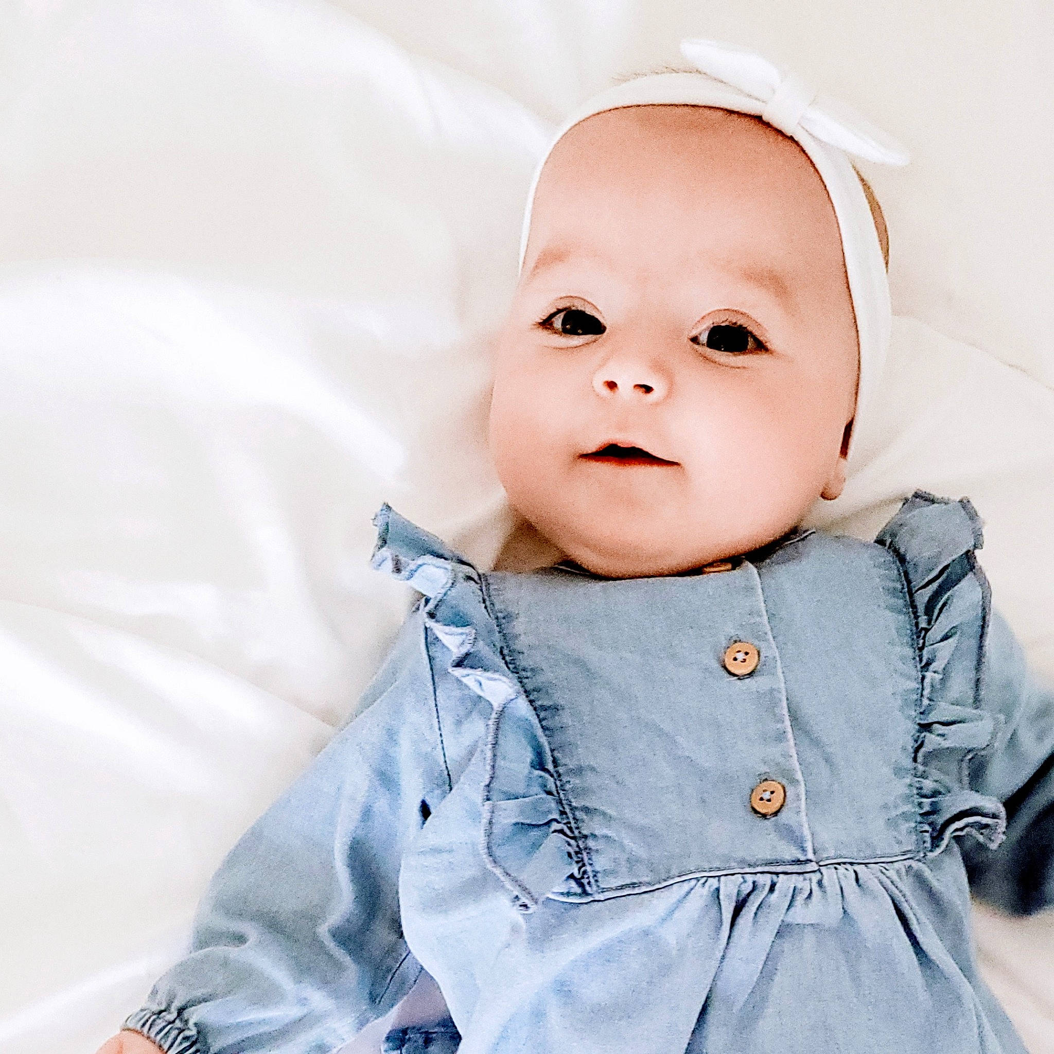 Héloïse a rejoint le concours — aidez-le/la à gagner de superbes lots ! baby, baby_toddler_clothing, cheek, chin, collar, dress, eye, face, flash_photography, happy, head, iris, lip, neck, nose, outerwear, person, skin, sleeve, smile