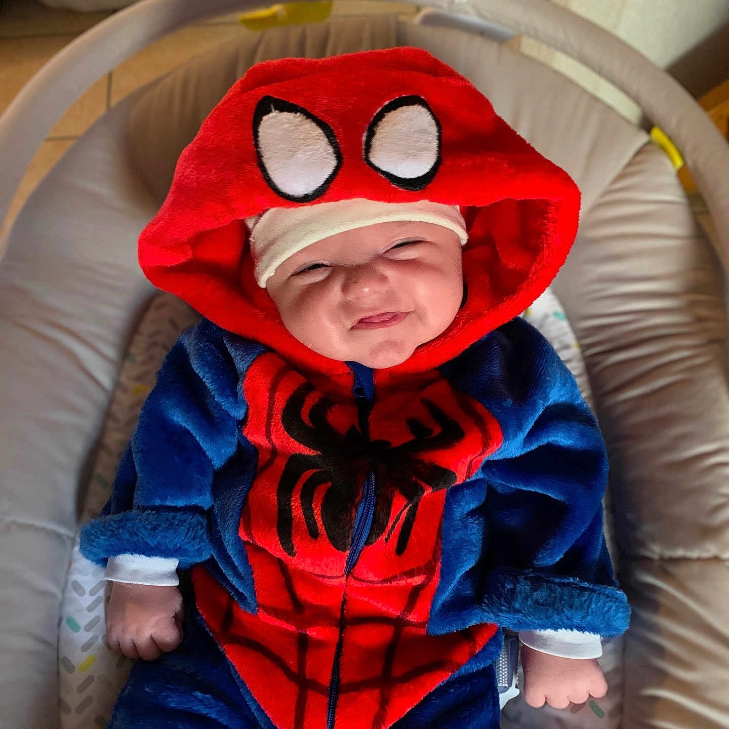 Santino a rejoint le concours — aidez-le/la à gagner de superbes lots ! baby, baby_rocker, child, clothing, costume, couch, cute, cute_face, face, furniture, happy, headwear, hood, indoor, infant, person, plush, seat, smile, spiderman