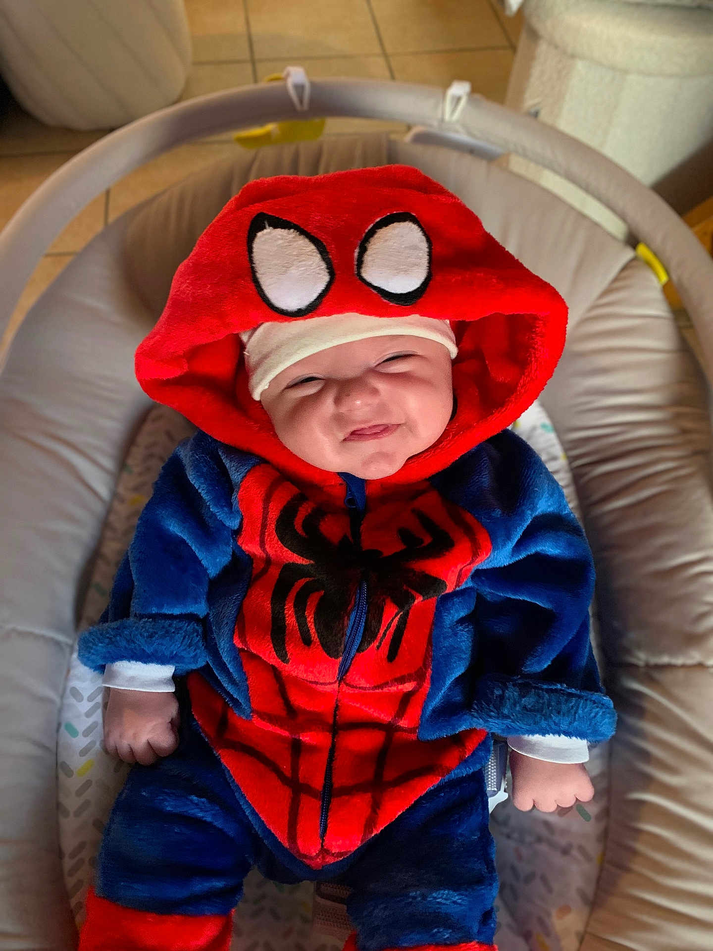 Santino a rejoint le concours — aidez-le/la à gagner de superbes lots ! baby, child, infant, costume, spiderman, hood, smile, face, couch, furniture, indoor, cute, plush, clothing, person, seat, baby_rocker, happy, headwear, cute_face
