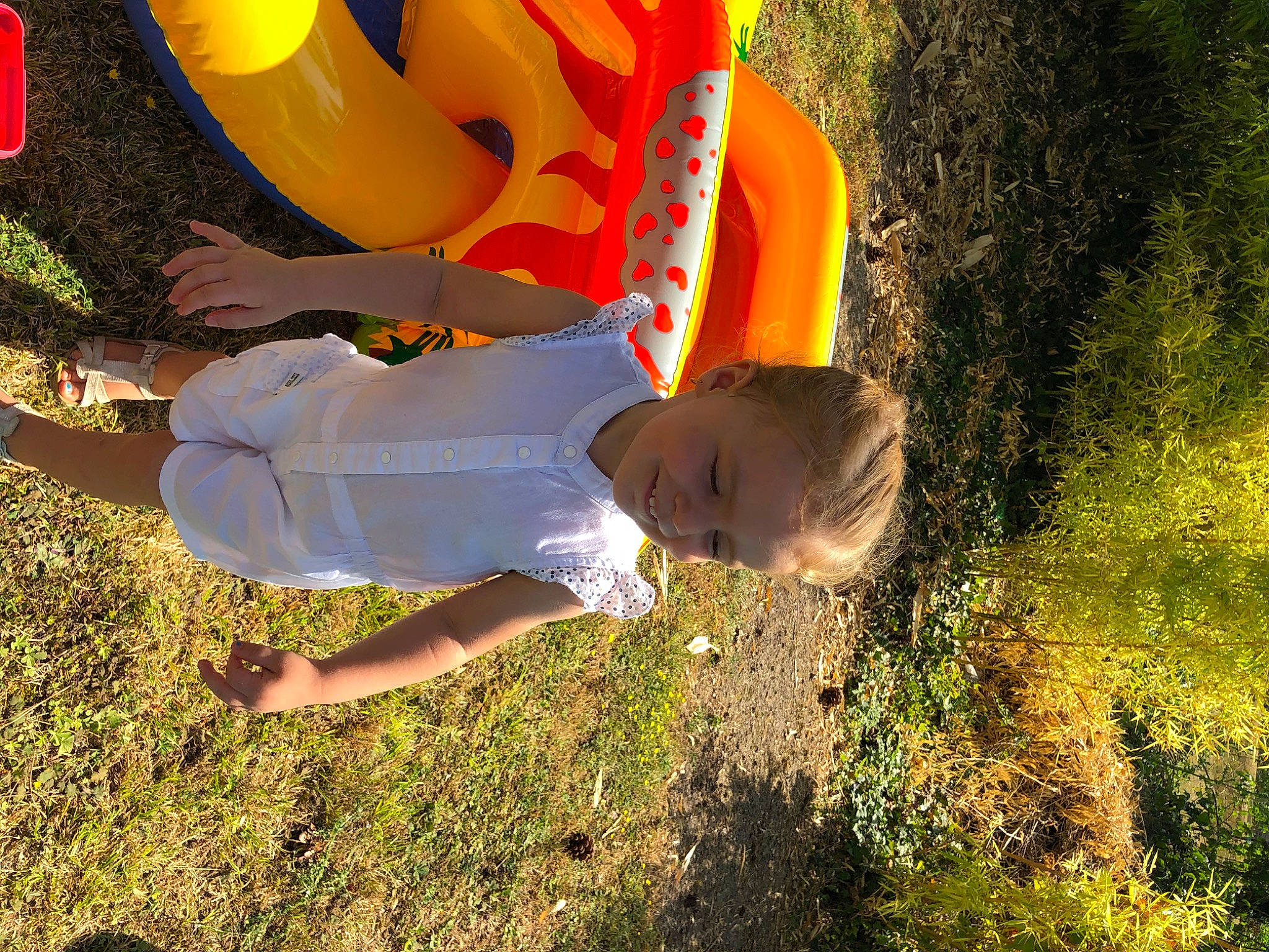 Théa participe au concours pour gagner de l'argent avec cette photo : child, field, fun, grass, grass_family, grassland, happy, hat, human_leg, landscape, leisure, people_in_nature, person, plant, play, prairie, recreation, shadow, soil, t_shirt