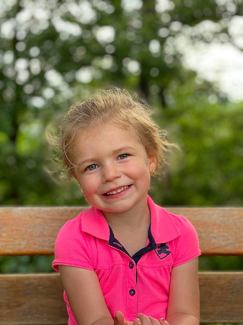 Théa participe au concours pour gagner de l'argent avec cette photo : blond, brown_hair, child, fun, grass, happy, joy, laugh, leisure, magenta, people_in_nature, person, portrait, portrait_photography, recreation, sitting, smile, t_shirt, toddler, tree