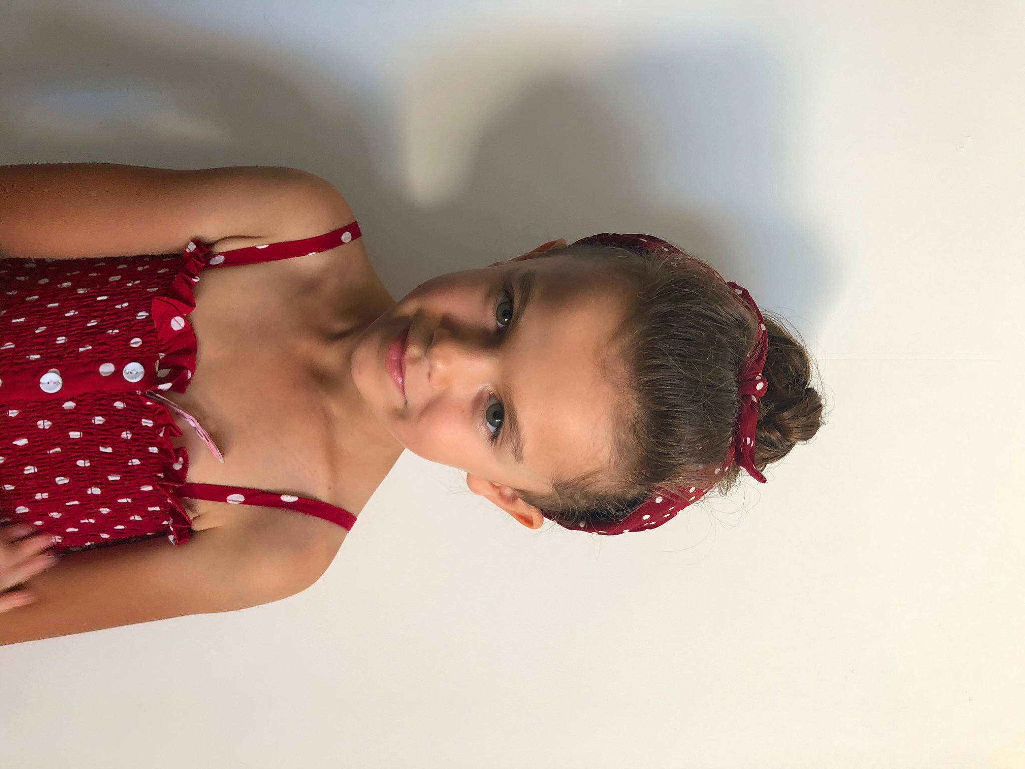 Néllya participe au concours pour gagner de l'argent avec cette photo : abdomen, black_hair, chest, dress, elbow, eyelash, fashion_design, flash_photography, happy, human_body, human_leg, jewellery, joy, lip, long_hair, navel, neck, person, skin, thigh