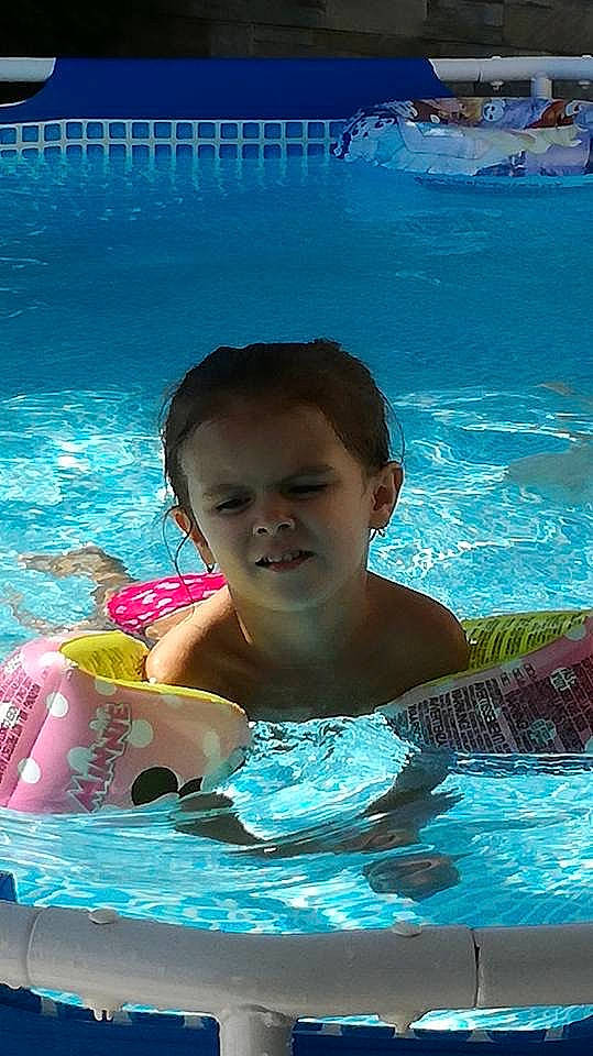 Néllya participe au concours pour gagner de l'argent avec cette photo : aqua, azure, blue, chest, child, fun, happy, indoor_games_and_sports, leisure, leisure_centre, light, person, personal_protective_equipment, photograph, recreation, sports, summer, swimmer, swimming_pool, toddler