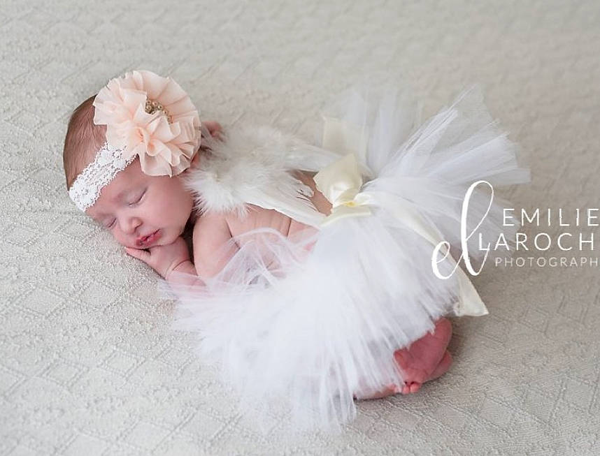 Eva participe au concours pour gagner de l'argent avec cette photo : child, fur, hair_accessory, headpiece, headwear, infant, material, person, petal, pink, product