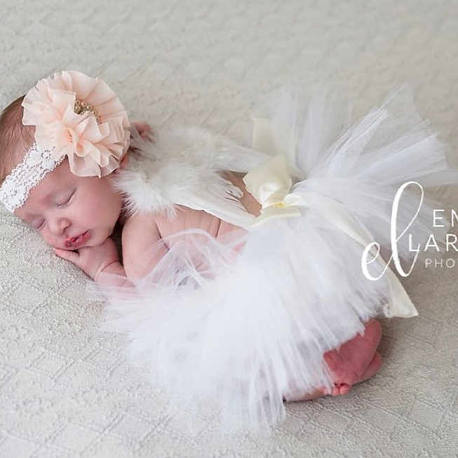 Eva participe au concours pour gagner de l'argent avec cette photo : child, fur, hair_accessory, headpiece, headwear, infant, material, person, petal, pink, product