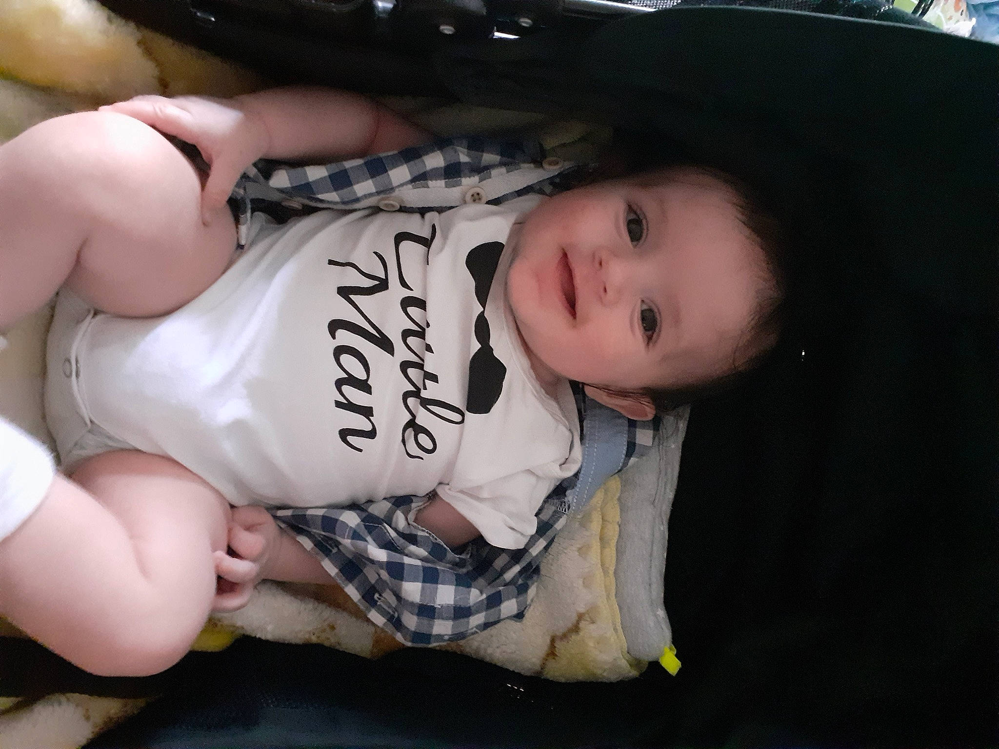 Lovan a rejoint le concours — aidez-le/la à gagner de superbes lots ! abdomen, baby, baby_toddler_clothing, black_hair, cheek, chest, child, elbow, flash_photography, fun, happy, hat, headgear, human_leg, joy, mouth, person, skin, smile, thigh