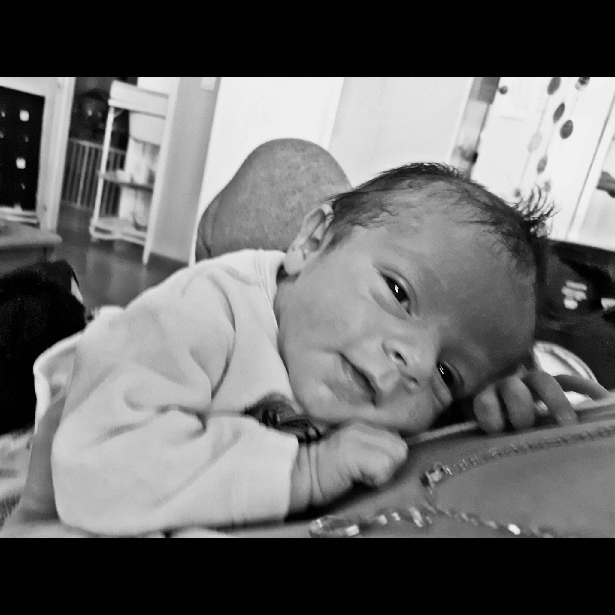 Lovan a rejoint le concours — aidez-le/la à gagner de superbes lots ! baby, baby_products, black_and_white, cheek, child, cloud, comfort, elbow, flash_photography, fun, happy, monochrome, monochrome_photography, person, portrait_photography, room, sitting, smile, style, toddler