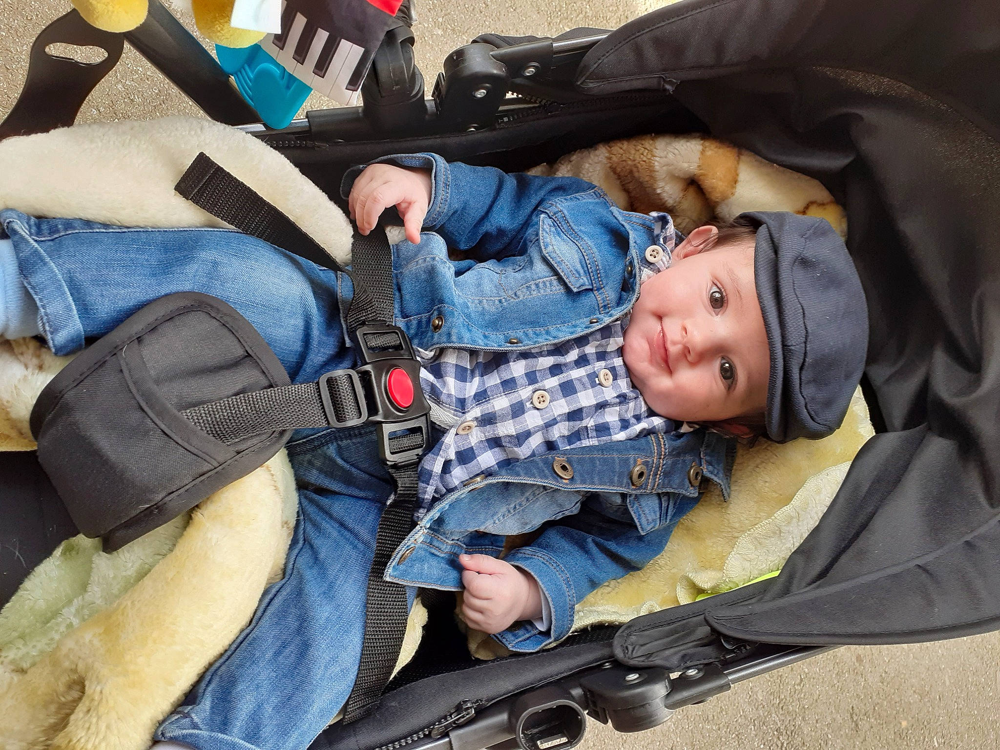 Lovan participe au concours pour gagner de l'argent avec cette photo : auto_part, baby, baby_carriage, baby_products, baby_toddler_clothing, bag, camouflage, child, comfort, denim, electric_blue, fashion_accessory, hat, headgear, headwear, military_camouflage, pattern, person, personal_protective_equipment, sitting