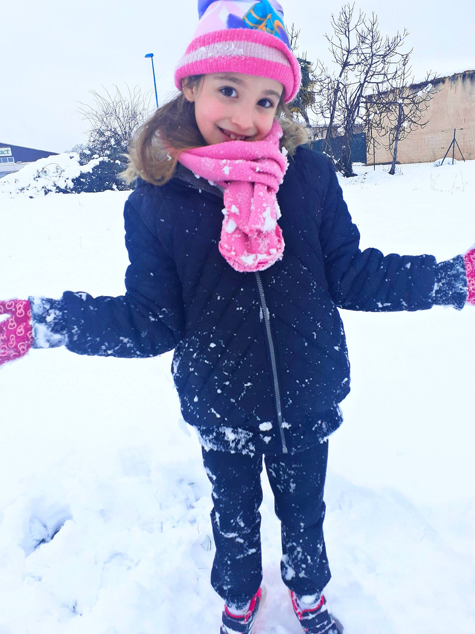 Océane a rejoint le concours — aidez-le/la à gagner de superbes lots ! cap, cheek, freezing, fun, glove, happy, headwear, human_body, jacket, joy, magenta, parka, person, pink, purple, sleeve, smile, snow, textile, toddler