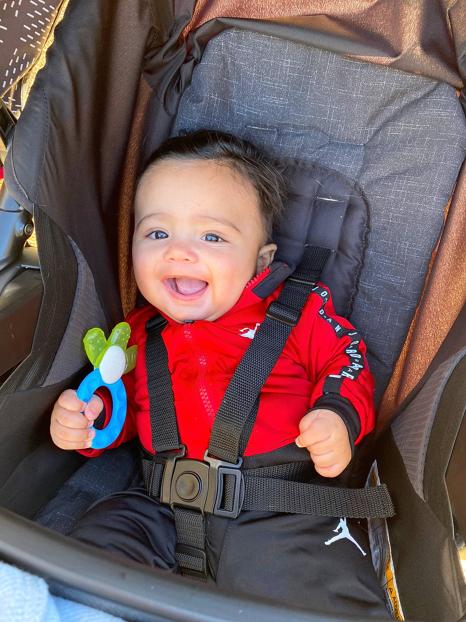 Kyng is registered to the contest to win money with this photo: auto_part, baby, baby_carriage, baby_in_car_seat, baby_products, baby_toddler_clothing, car_seat, cheek, child, comfort, eye, face, fun, happy, head, joy, person, product, seat_belt, skin