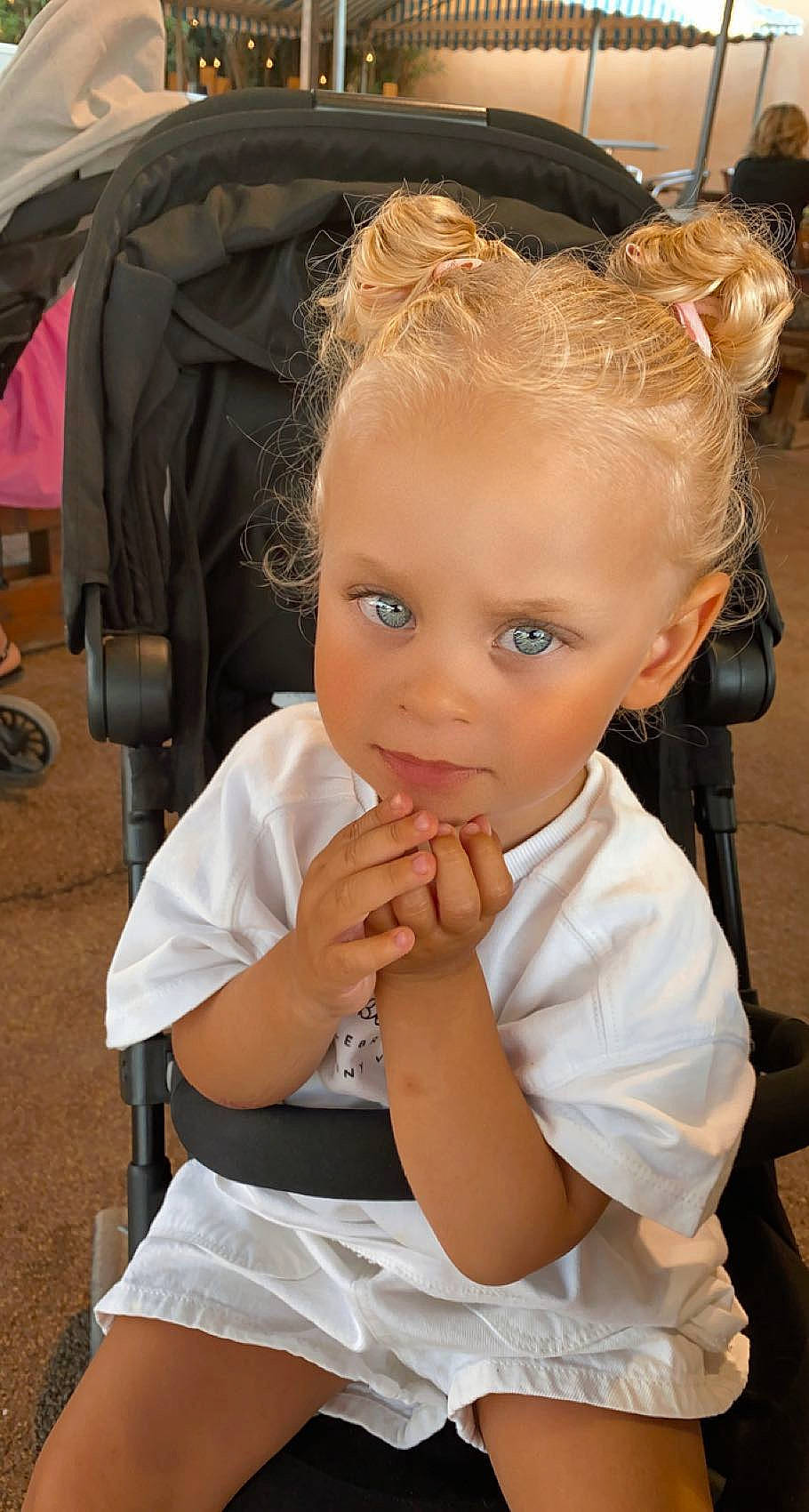 Tess a rejoint le concours — aidez-le/la à gagner de superbes lots ! baby_toddler_clothing, blond, cheek, child, chin, eye, eyebrow, eyelash, fun, gesture, hair, hairstyle, happy, head, iris, lip, long_hair, neck, person, skin