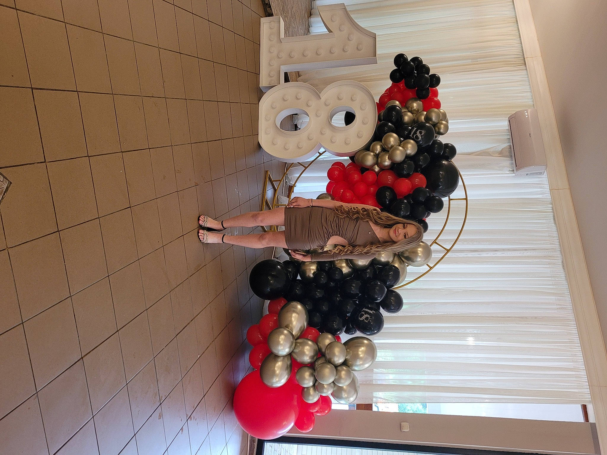 Alya a rejoint le concours — aidez-le/la à gagner de superbes lots ! balloon, carmine, christmas_decoration, christmas_ornament, door, event, flowerpot, holiday, house, houseplant, joy, ornament, party_supply, person, plant, room, textile, toy, tree, twig