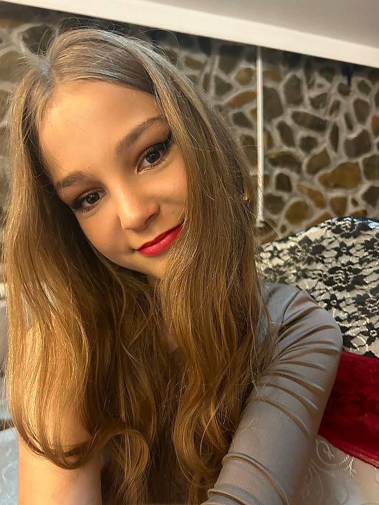 Alya a rejoint le concours — aidez-le/la à gagner de superbes lots ! black_hair, chin, comfort, couch, eyebrow, eyelash, fashion_model, flash_photography, happy, human_leg, iris, joy, layered_hair, lip, lipstick, long_hair, makeover, nose, person, skin