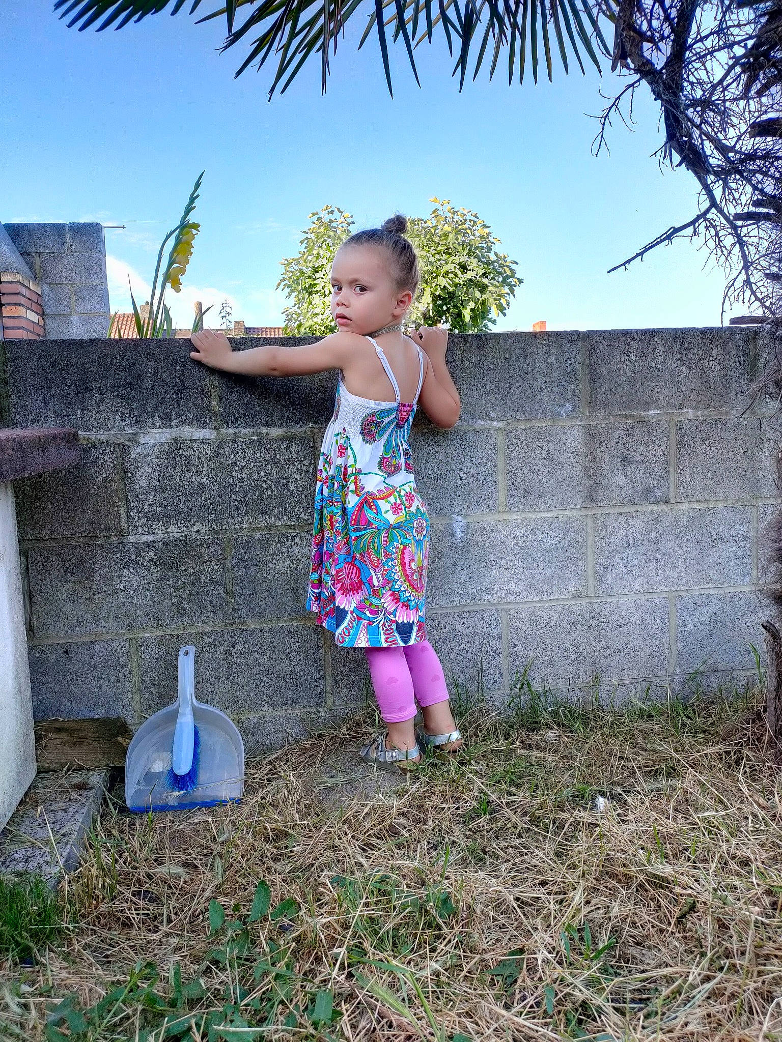 Neyla participe au concours pour gagner de l'argent avec cette photo : adaptation, child, dress, fun, grass, grass_family, grassland, happy, landscape, leisure, morning, people_in_nature, person, plant, sky, soil, standing, t_shirt, toddler, tree