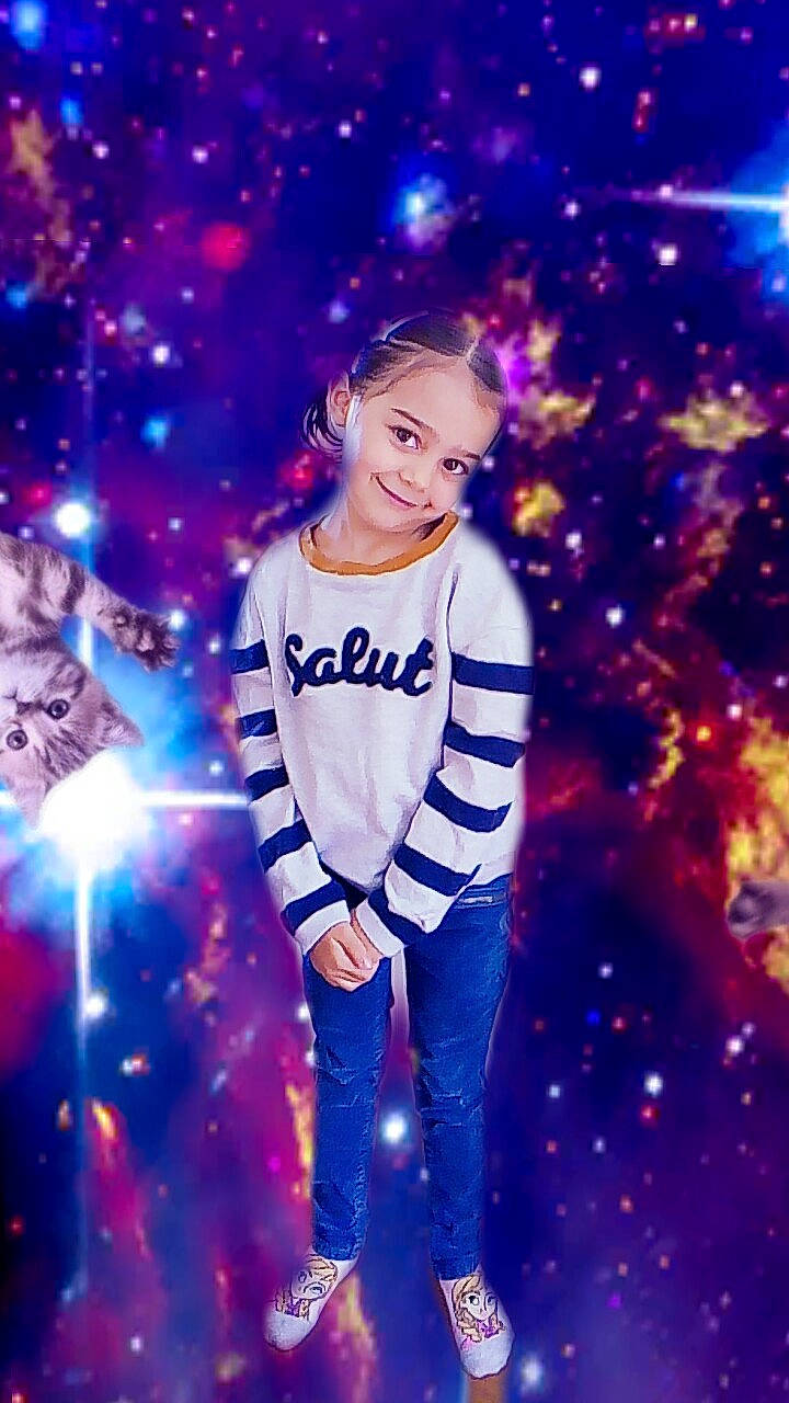 Maelwenn participe au concours pour gagner de l'argent avec cette photo : beauty, christmas_decoration, christmas_ornament, clothing, electric_blue, entertainment, event, flash_photography, fun, happy, holiday, human_body, joy, music_artist, outerwear, people, people_in_nature, person, sleeve, smile