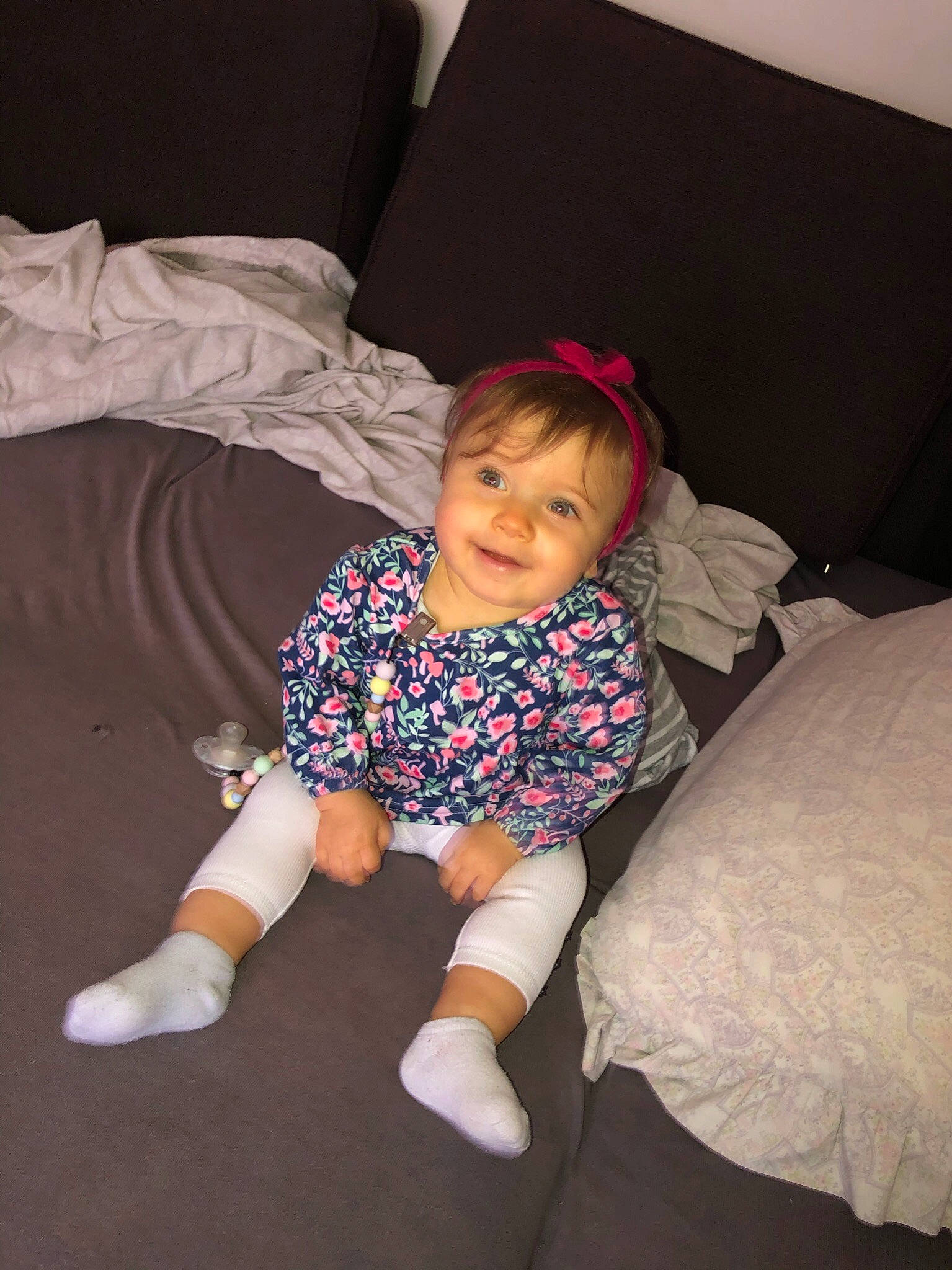 Kaylee a rejoint le concours — aidez-le/la à gagner de superbes lots ! baby, cheek, child, family, fun, furniture, joy, knee, leg, person, pink, play, shoe, sitting, skin, smile, toddler, vacation