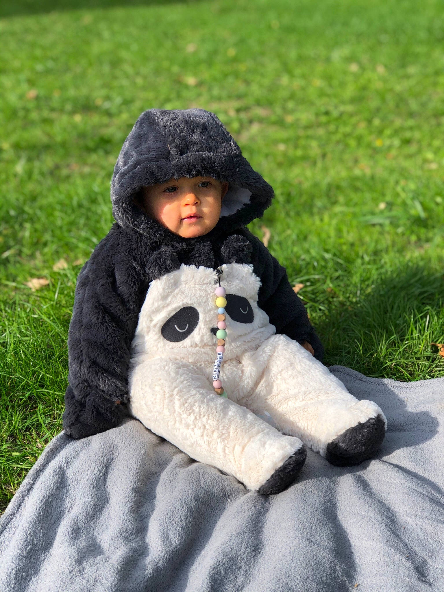 Kaylee a rejoint le concours — aidez-le/la à gagner de superbes lots ! child, fur, grass, headgear, headwear, jacket, lawn, outerwear, person, plant, play, sitting, toddler, winter
