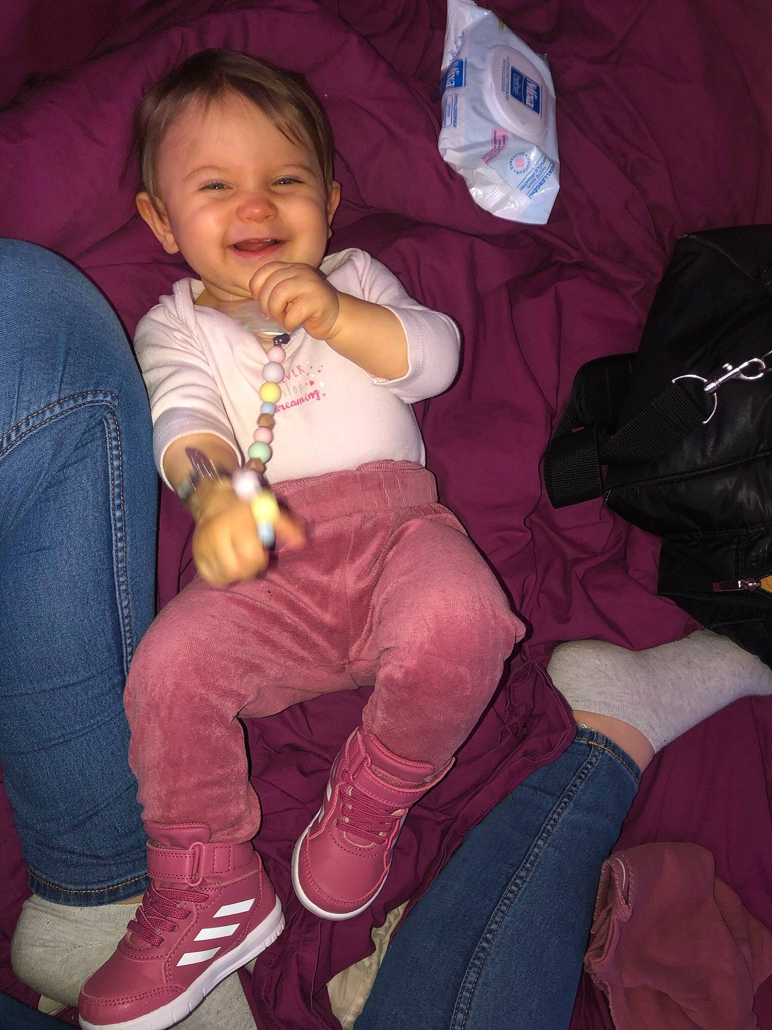 Kaylee a rejoint le concours — aidez-le/la à gagner de superbes lots ! cheek, child, fun, joy, leg, person, pink, sitting, toddler