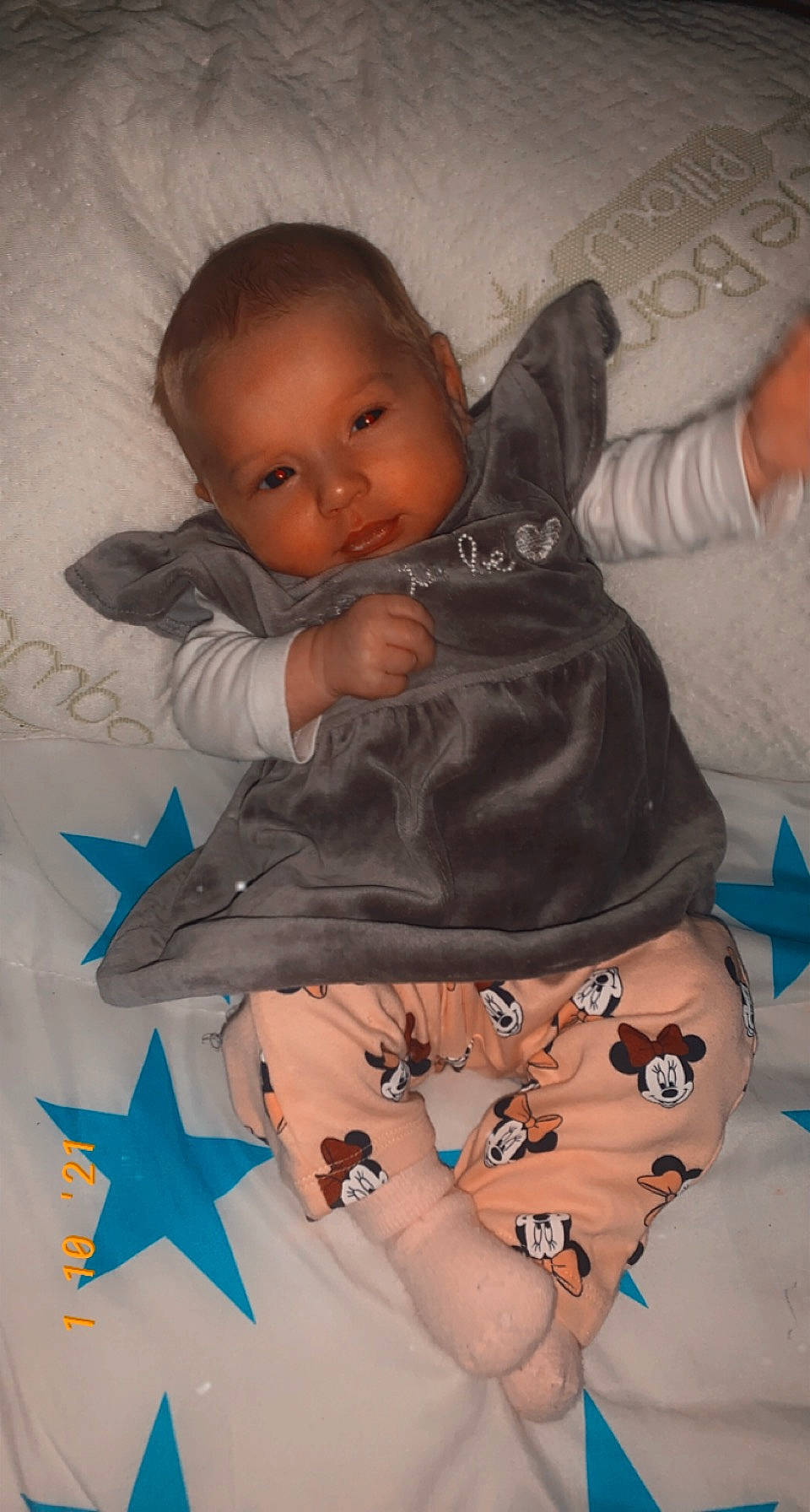 élianna a rejoint le concours — aidez-le/la à gagner de superbes lots ! arm, baby_toddler_clothing, cheek, comfort, eye, face, facial_expression, finger, hand, head, iris, leg, mouth, neck, organ, person, product, skin, sleeve, textile