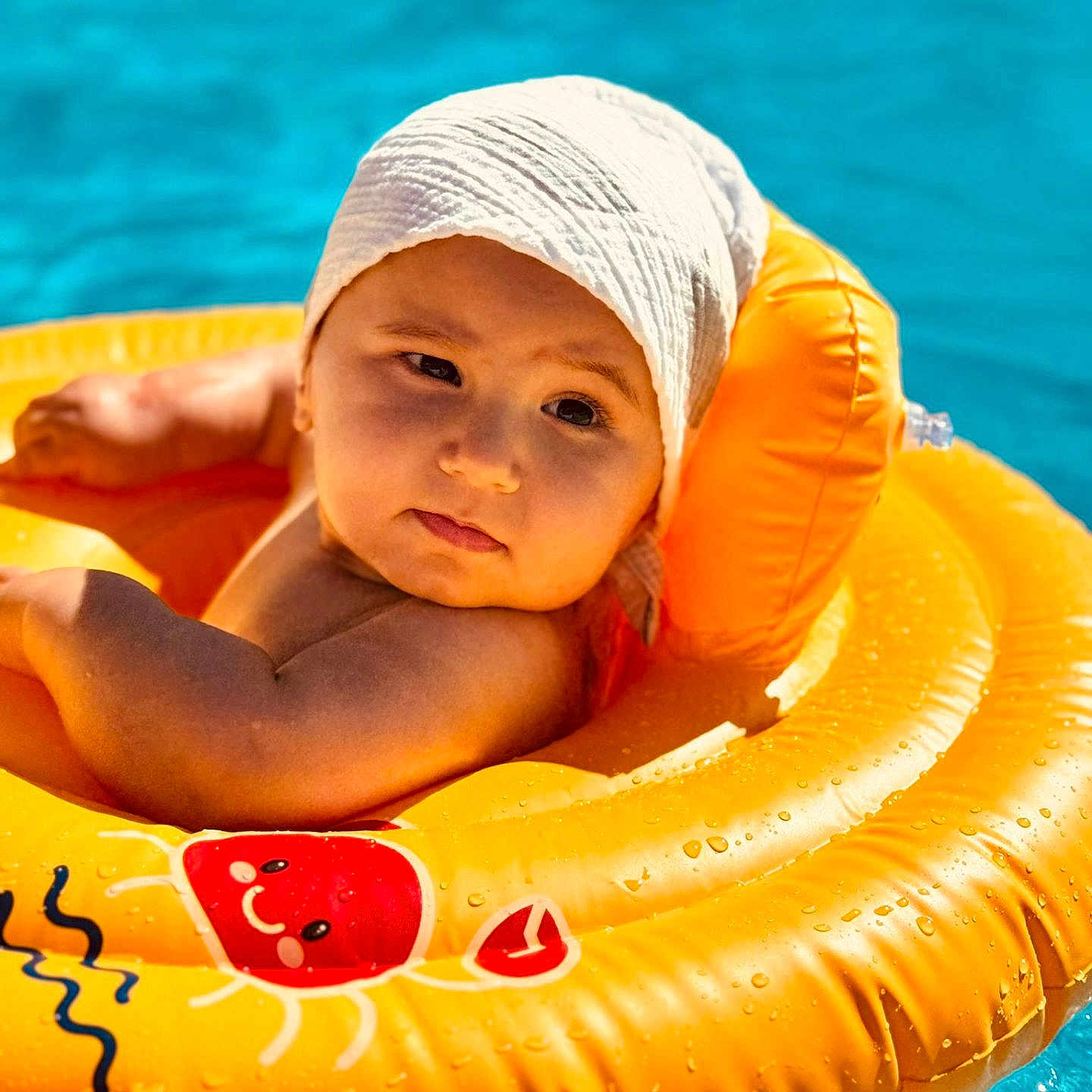 Leezio a rejoint le concours — aidez-le/la à gagner de superbes lots ! baby, child, cute, floatie, floating, headwear, infant, inflatable, outdoor, pool, relaxing, skin, summer, sunlight, swimming, swimwear, vacation, warm, water, yellow