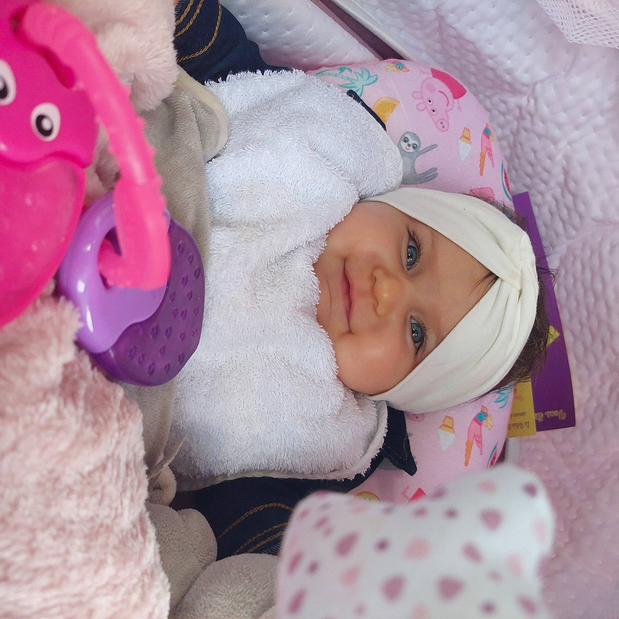 Eva participe au concours pour gagner de l'argent avec cette photo : baby, baby_products, baby_sleeping, baby_toddler_clothing, cheek, child, comfort, eyelash, face, hat, headwear, knit_cap, linens, person, pink, product, room, skin, toddler, toy