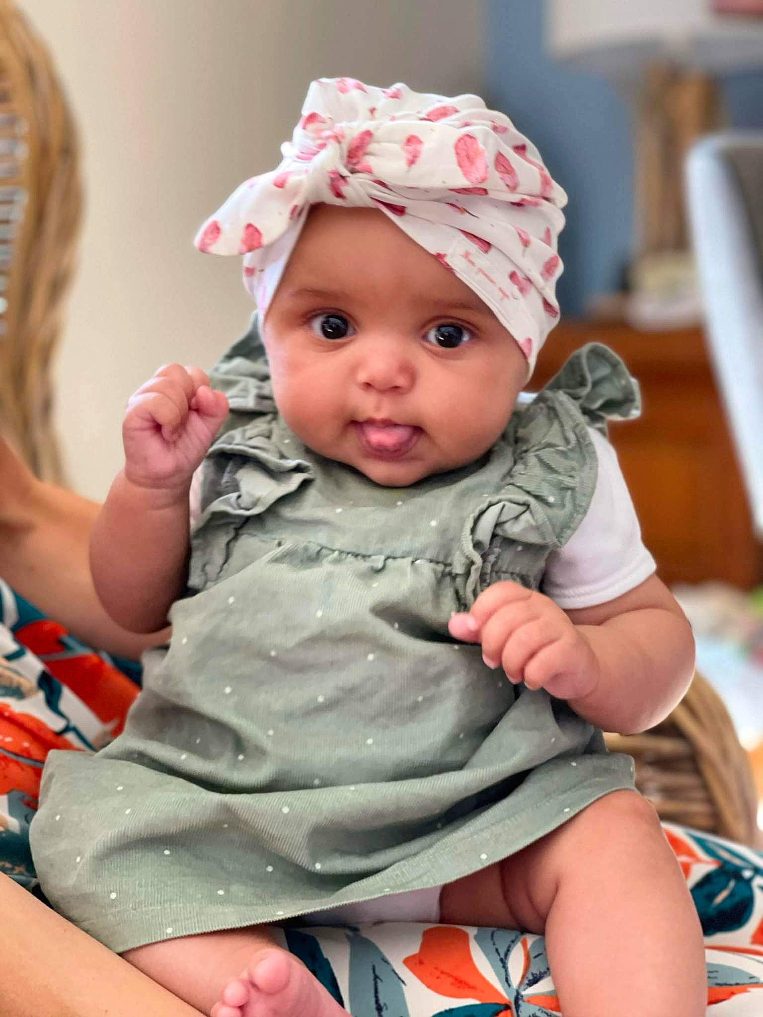 Kiana a rejoint le concours — aidez-le/la à gagner de superbes lots ! baby, baby_products, baby_toddler_clothing, birthday, cap, cheek, child, dress, fashion_accessory, fun, happy, hat, headgear, headwear, lip, person, pink, sitting, skin, sleeve