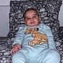 Kaëlan a rejoint le concours — aidez-le/la à gagner de superbes lots ! baby, child, infant, pajamas, bed, pillow, floral_pattern, cartoon, lion_cub, onesie, indoor, relaxed, cute, smile, person, sleepwear, face, comfort, lying_down, soft_lighting