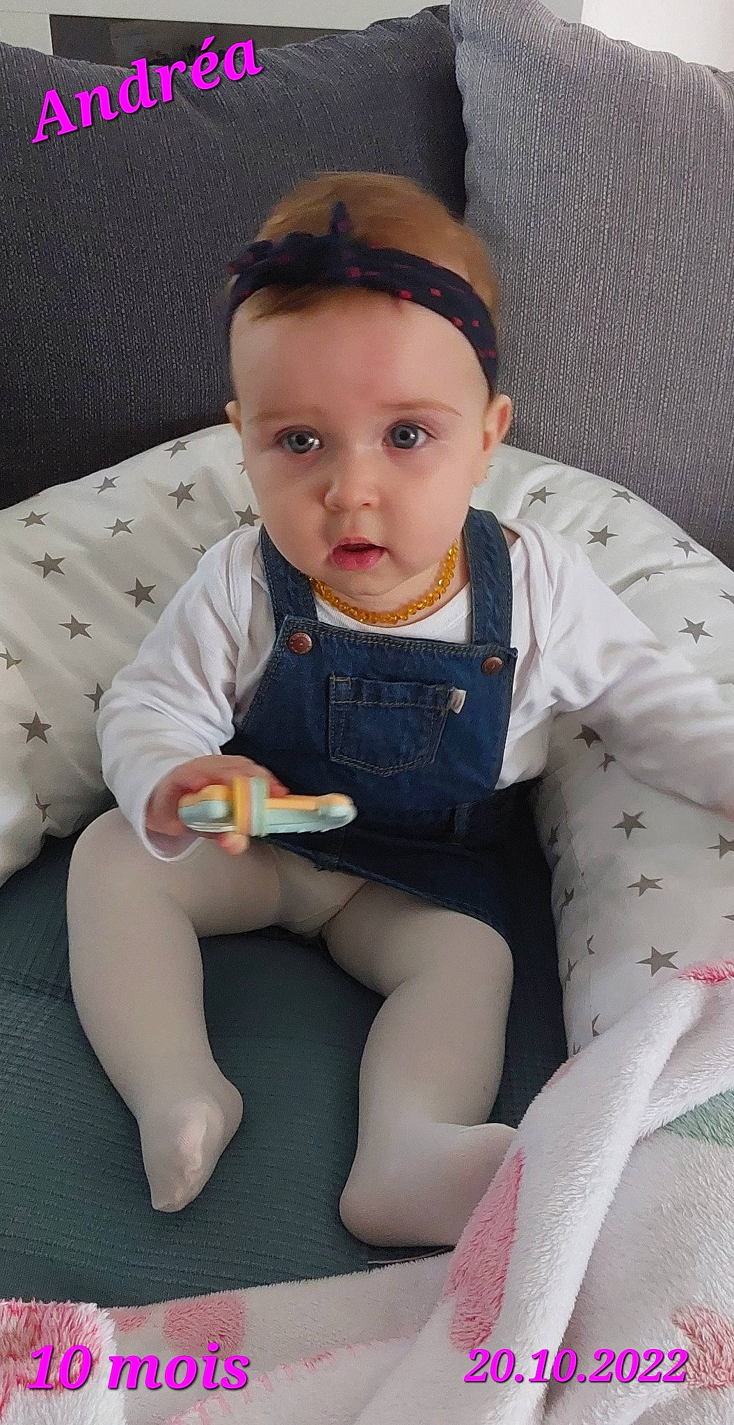 Andréa participe au concours pour gagner de l'argent avec cette photo : baby, baby_toddler_clothing, cap, cheek, collar, comfort, eye, face, finger, human_body, human_leg, knee, neck, person, skin, sleeve, sock, t_shirt, thigh, thumb