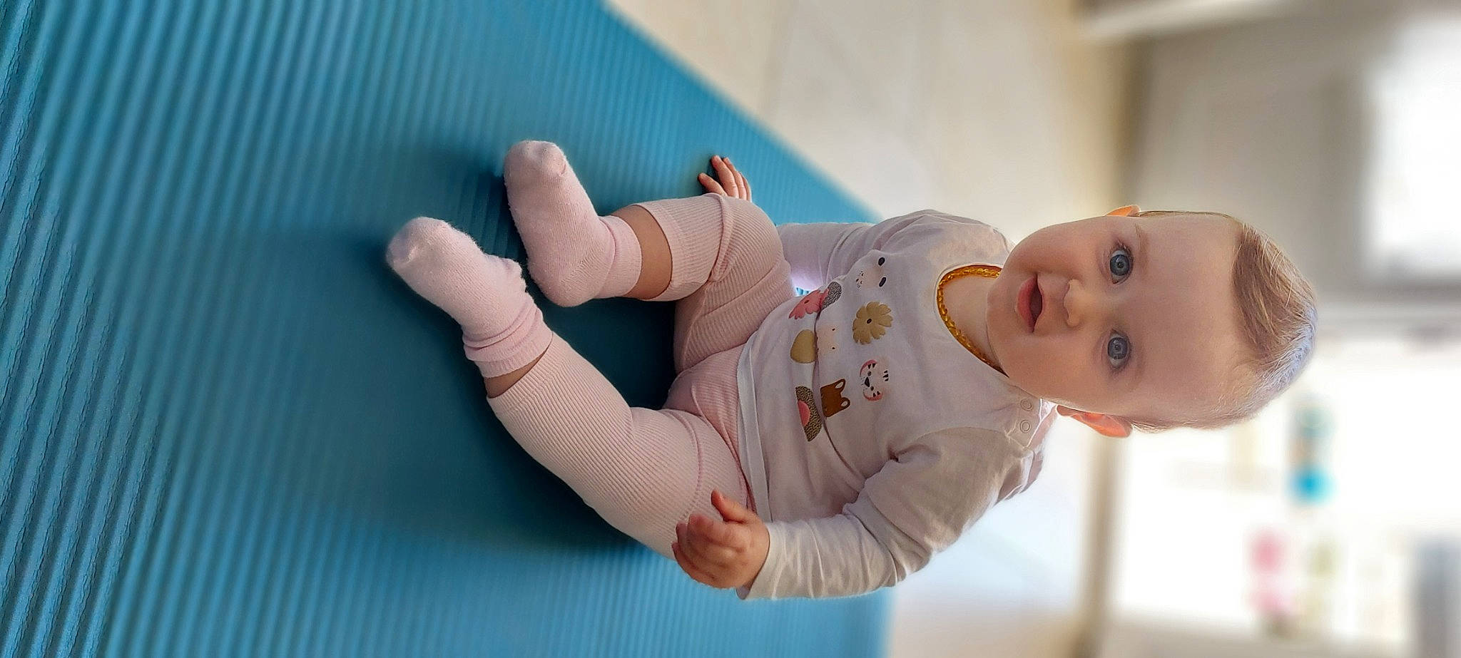 Andréa participe au concours pour gagner de l'argent avec cette photo : abdomen, baby, baby_products, baby_safety, baby_toddler_clothing, child, comfort, elbow, eye, finger, foot, gesture, happy, human_leg, nail, person, skin, sleeve, thumb, toddler