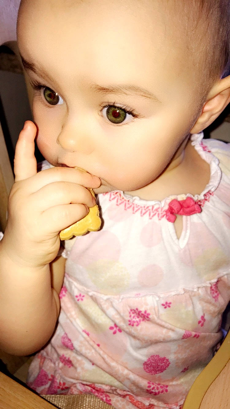 Katalyna a rejoint le concours — aidez-le/la à gagner de superbes lots ! baby, cheek, child, ear, eye, face, finger, gesture, hand, lip, mouth, nail, nose, person, pink, skin, thumb, toddler