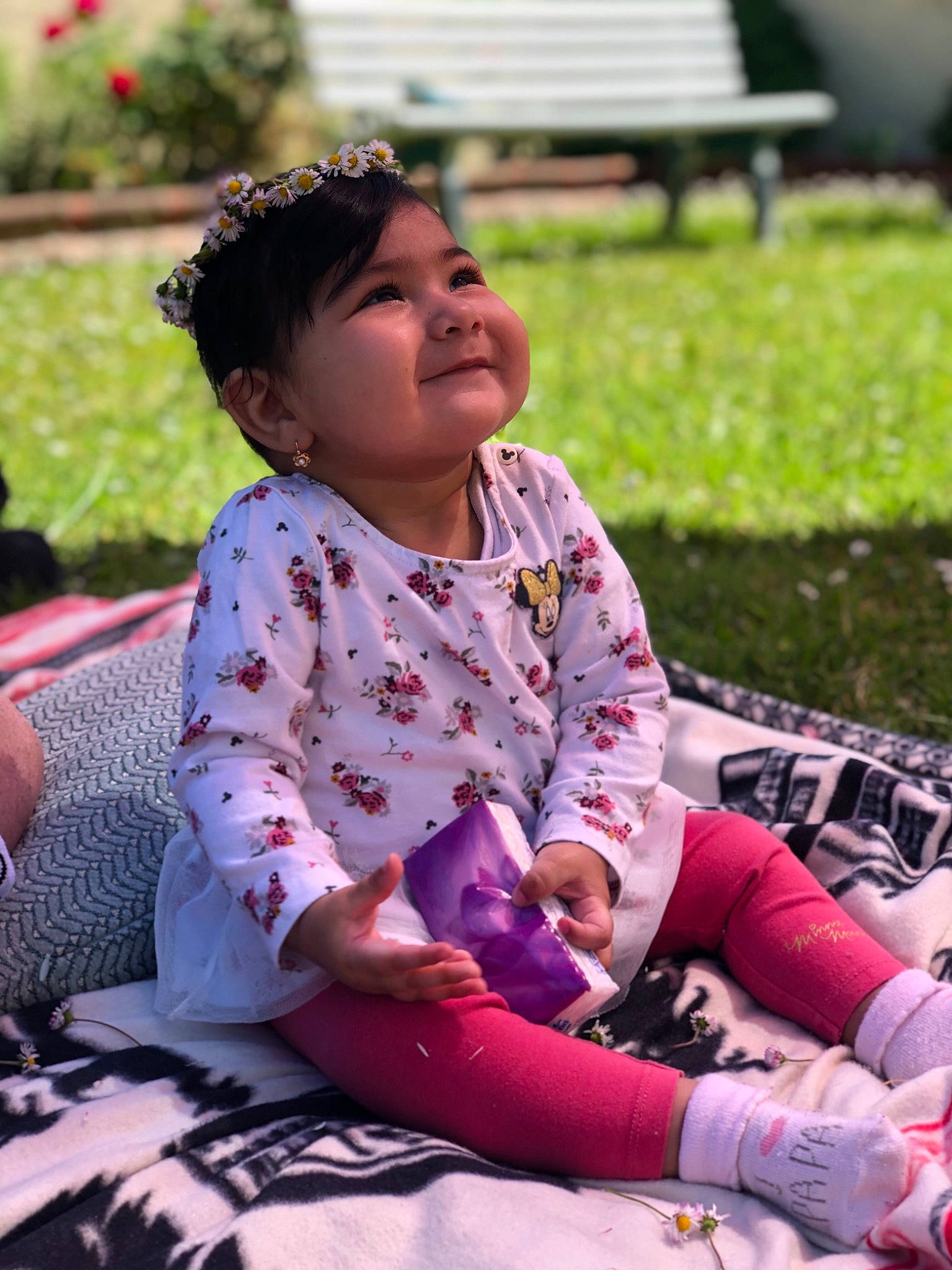 Emanuela participe au concours pour gagner de l'argent avec cette photo : child, grass, joy, person, picnic, pink, recreation, sitting, smile, toddler